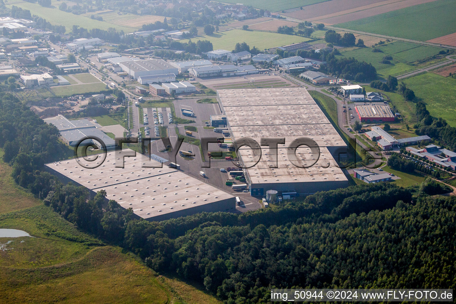 Zone industrielle de Horst, centre logistique de coïncidence à le quartier Minderslachen in Kandel dans le département Rhénanie-Palatinat, Allemagne d'un drone