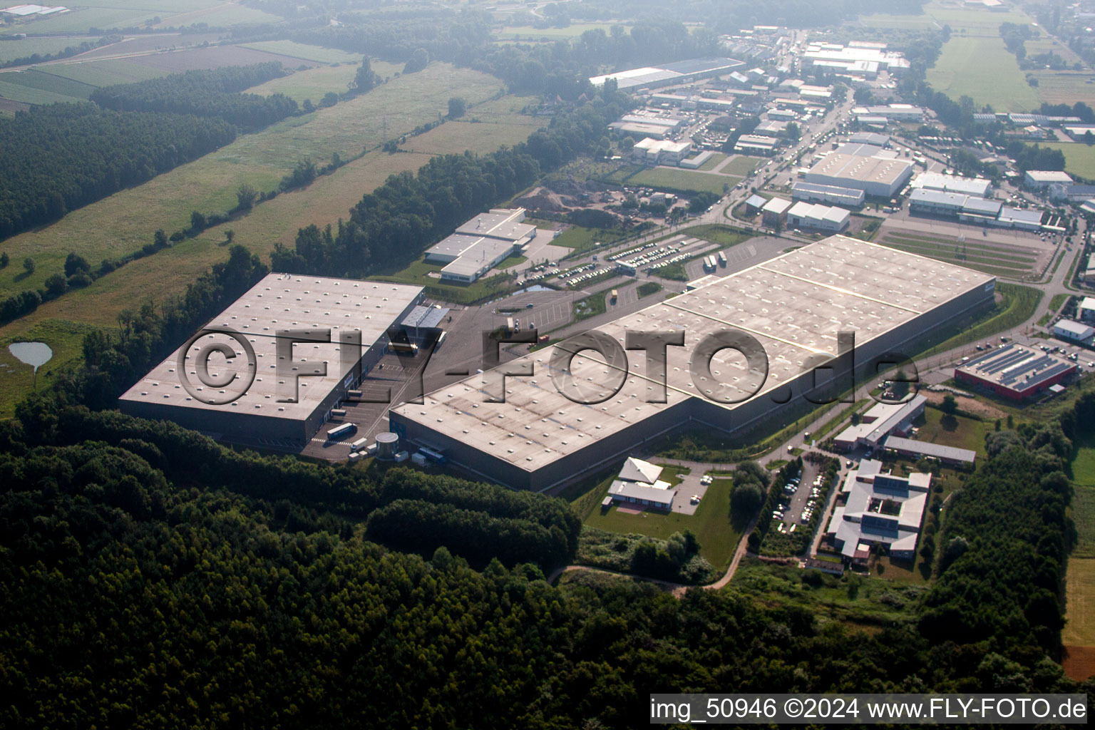 Vue aérienne de Zone industrielle de Horst, centre logistique de coïncidence à le quartier Minderslachen in Kandel dans le département Rhénanie-Palatinat, Allemagne