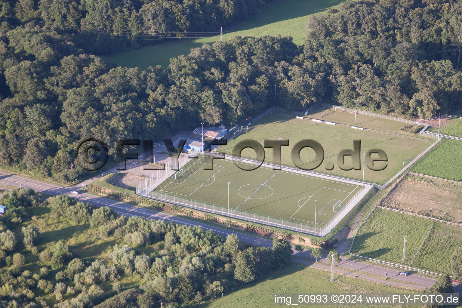 Vue aérienne de Terrains de sport à le quartier Minderslachen in Kandel dans le département Rhénanie-Palatinat, Allemagne