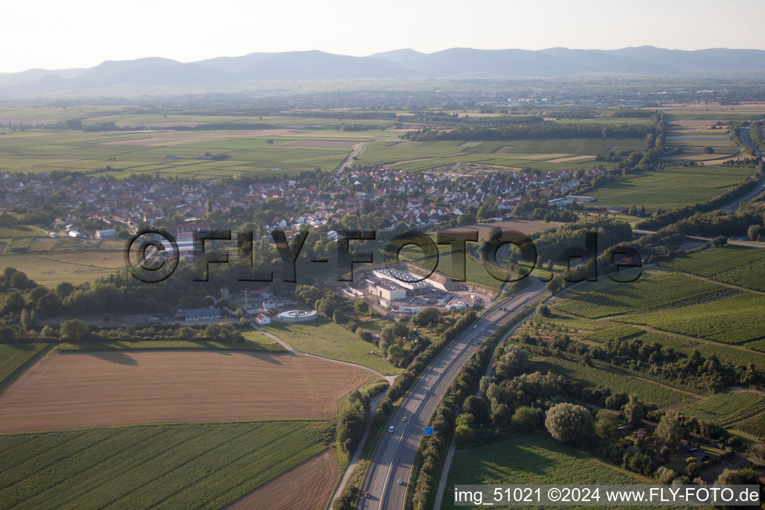 Centrale géothermique de Pfalzwerke geofuture GmbH à Insheim sur l'A65 à Insheim dans le département Rhénanie-Palatinat, Allemagne hors des airs