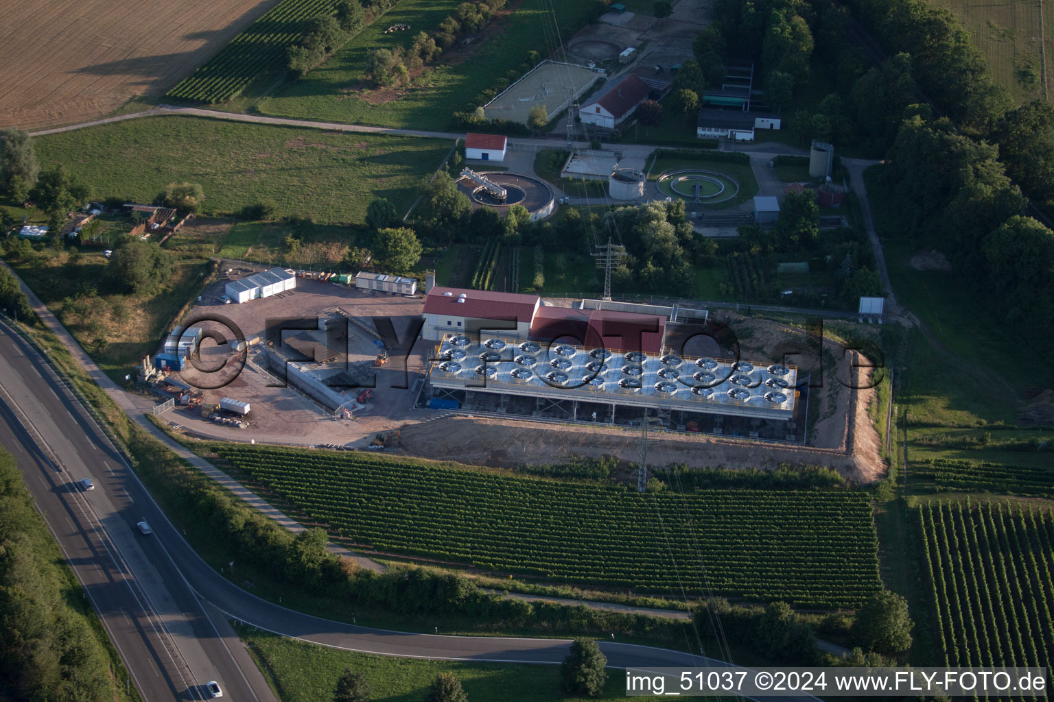 Centrale géothermique de Pfalzwerke geofuture GmbH à Insheim sur l'A65 à Insheim dans le département Rhénanie-Palatinat, Allemagne du point de vue du drone