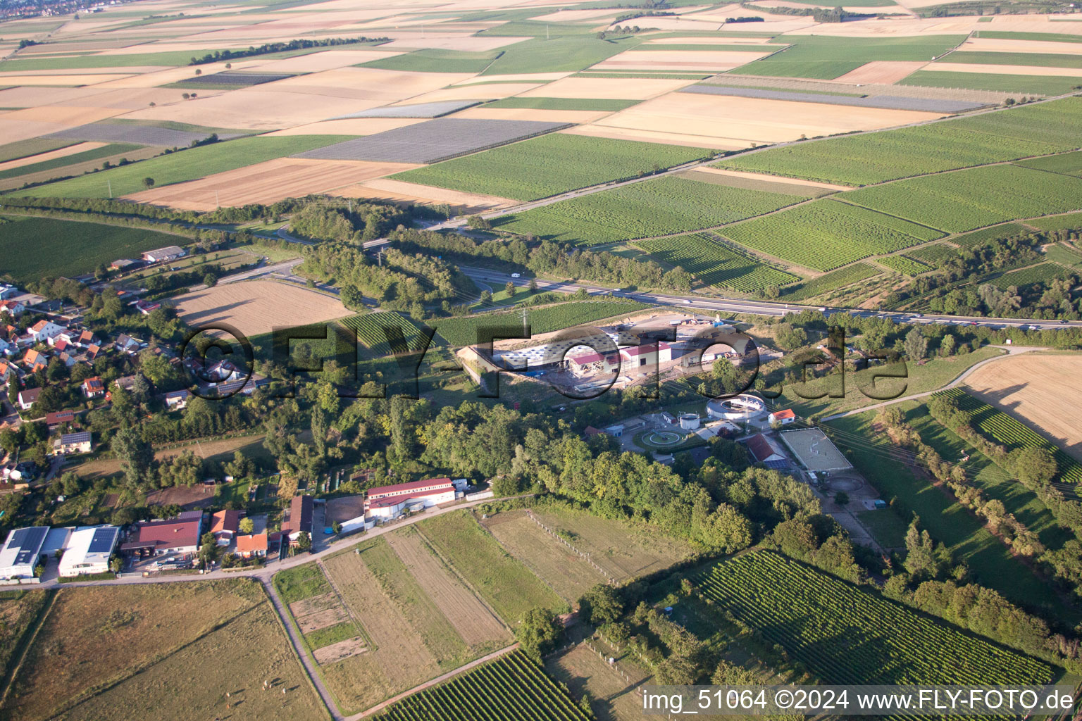 Centrale géothermique de Pfalzwerke geofuture GmbH à Insheim sur l'A65 à Insheim dans le département Rhénanie-Palatinat, Allemagne du point de vue du drone