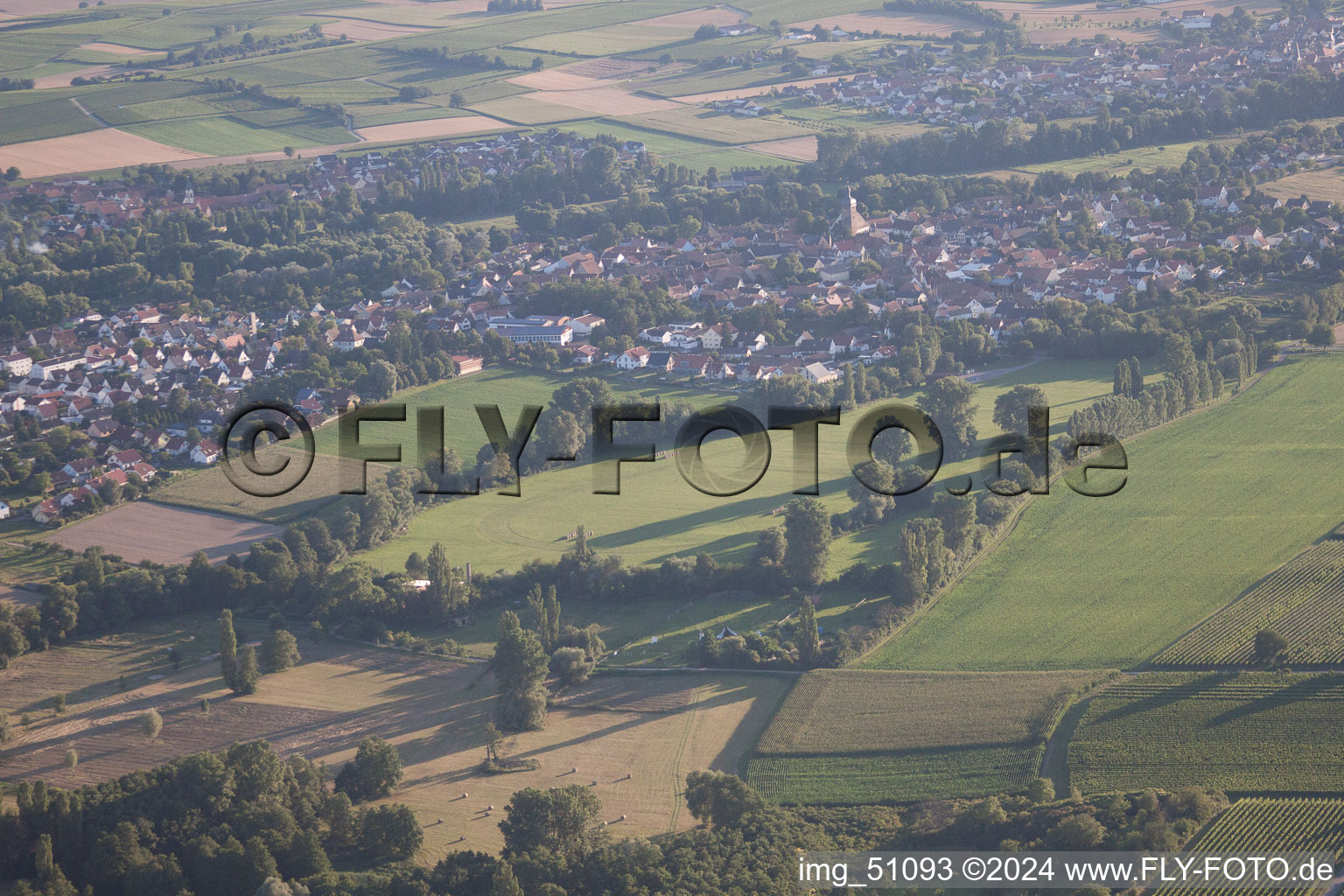 Quartier Billigheim in Billigheim-Ingenheim dans le département Rhénanie-Palatinat, Allemagne du point de vue du drone