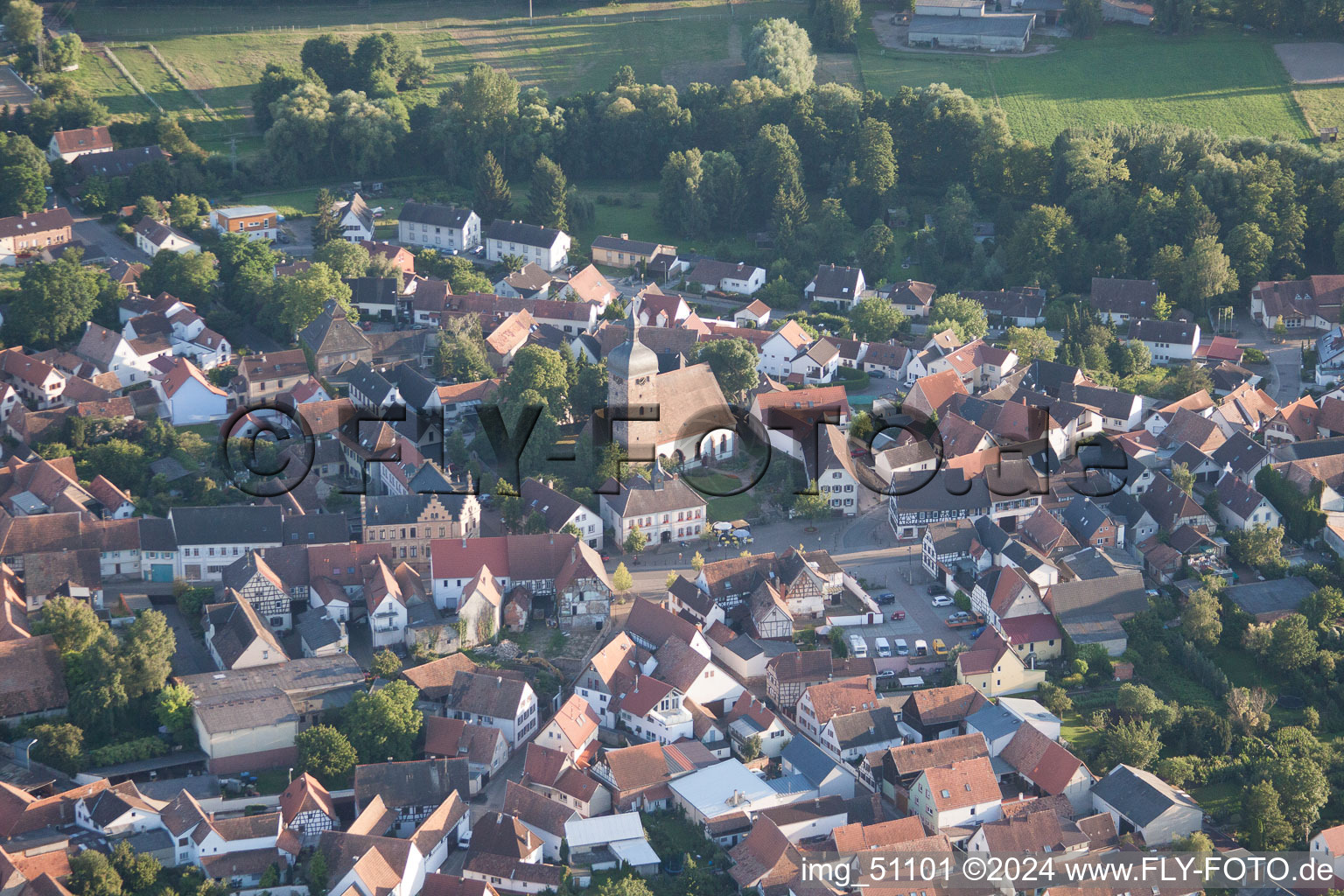 Vue aérienne de Vue des rues et des maisons des quartiers résidentiels à le quartier Billigheim in Billigheim-Ingenheim dans le département Rhénanie-Palatinat, Allemagne