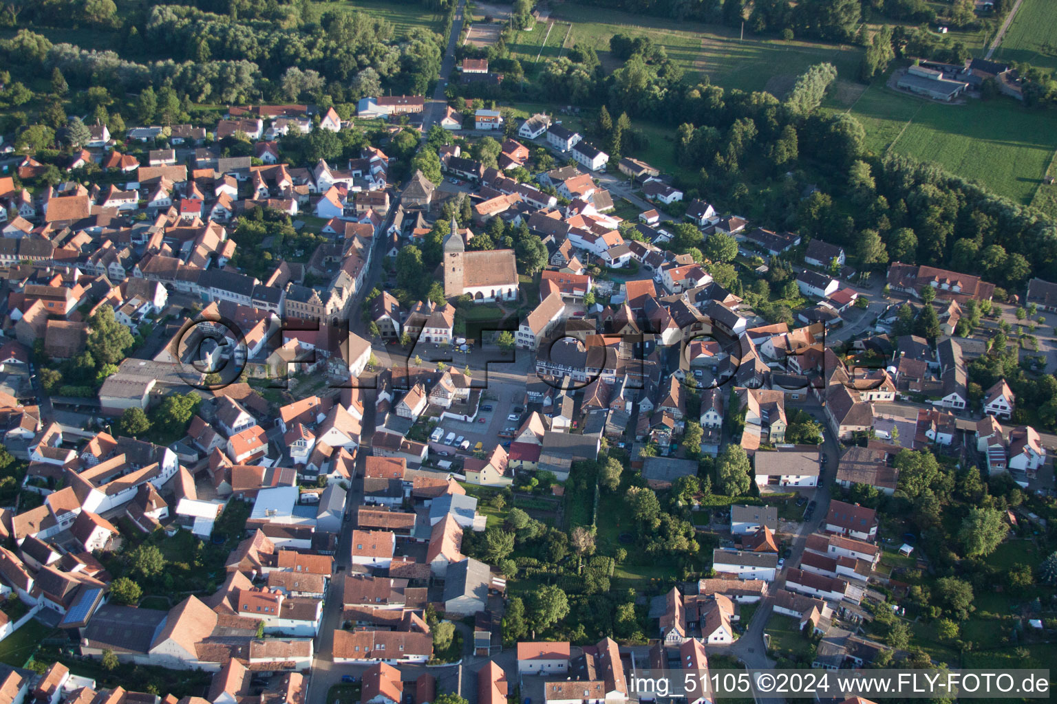 Vue oblique de Vue des rues et des maisons des quartiers résidentiels à le quartier Ingenheim in Billigheim-Ingenheim dans le département Rhénanie-Palatinat, Allemagne