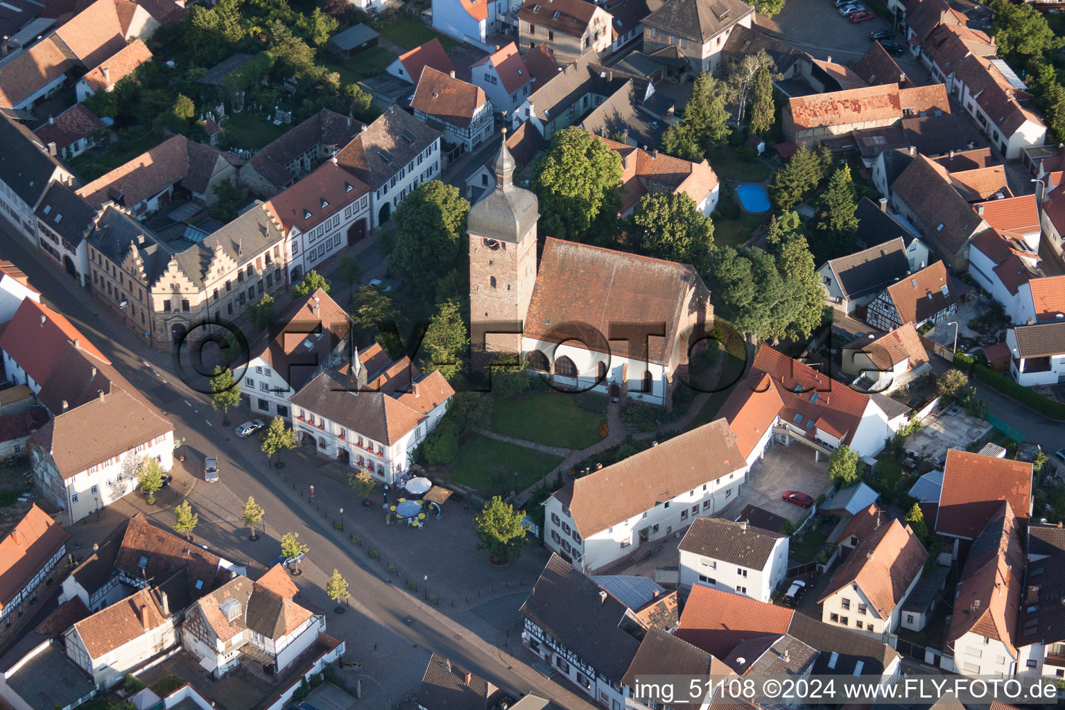 Vue des rues et des maisons des quartiers résidentiels à le quartier Billigheim in Billigheim-Ingenheim dans le département Rhénanie-Palatinat, Allemagne d'en haut