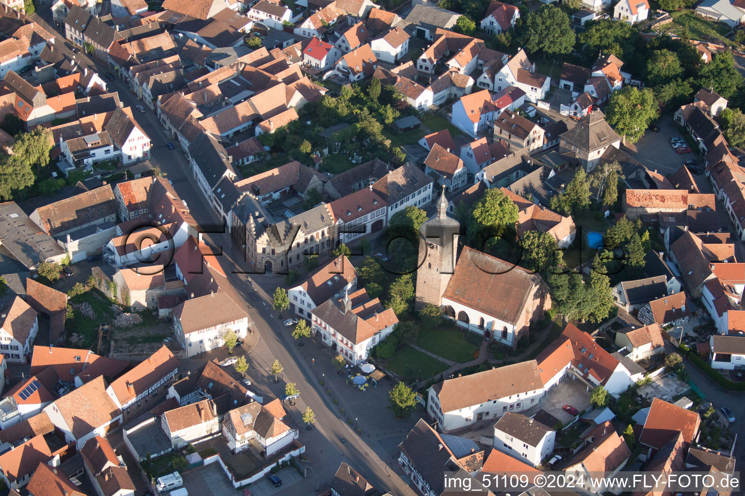 Vue des rues et des maisons des quartiers résidentiels à le quartier Billigheim in Billigheim-Ingenheim dans le département Rhénanie-Palatinat, Allemagne hors des airs