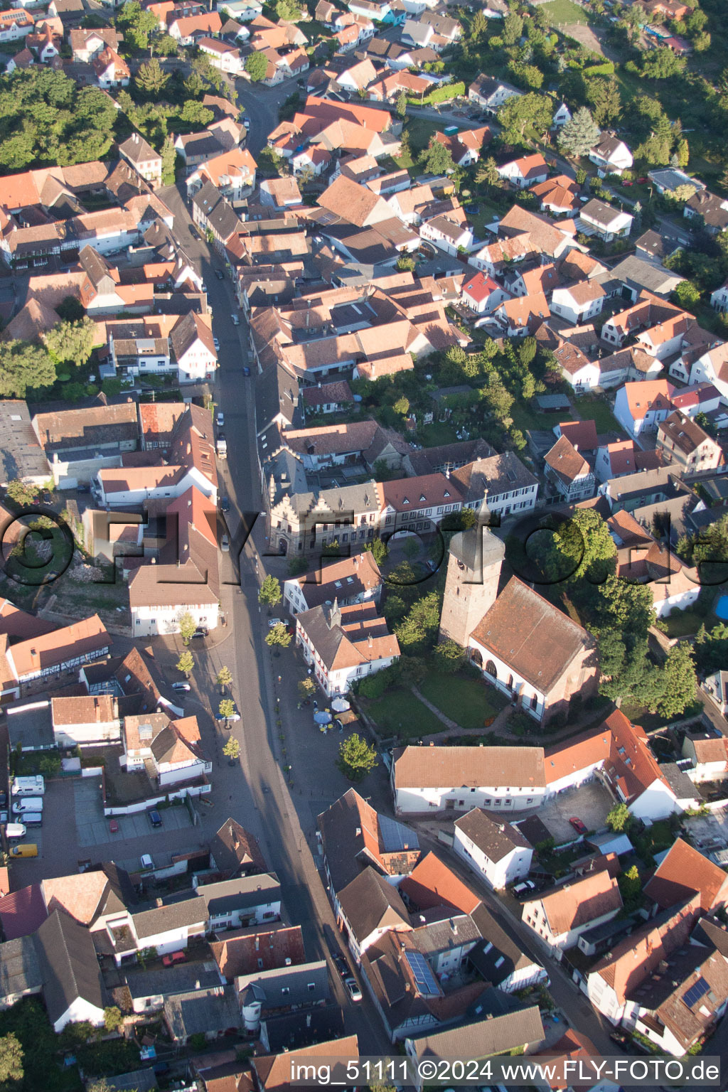Vue des rues et des maisons des quartiers résidentiels à le quartier Billigheim in Billigheim-Ingenheim dans le département Rhénanie-Palatinat, Allemagne vue d'en haut