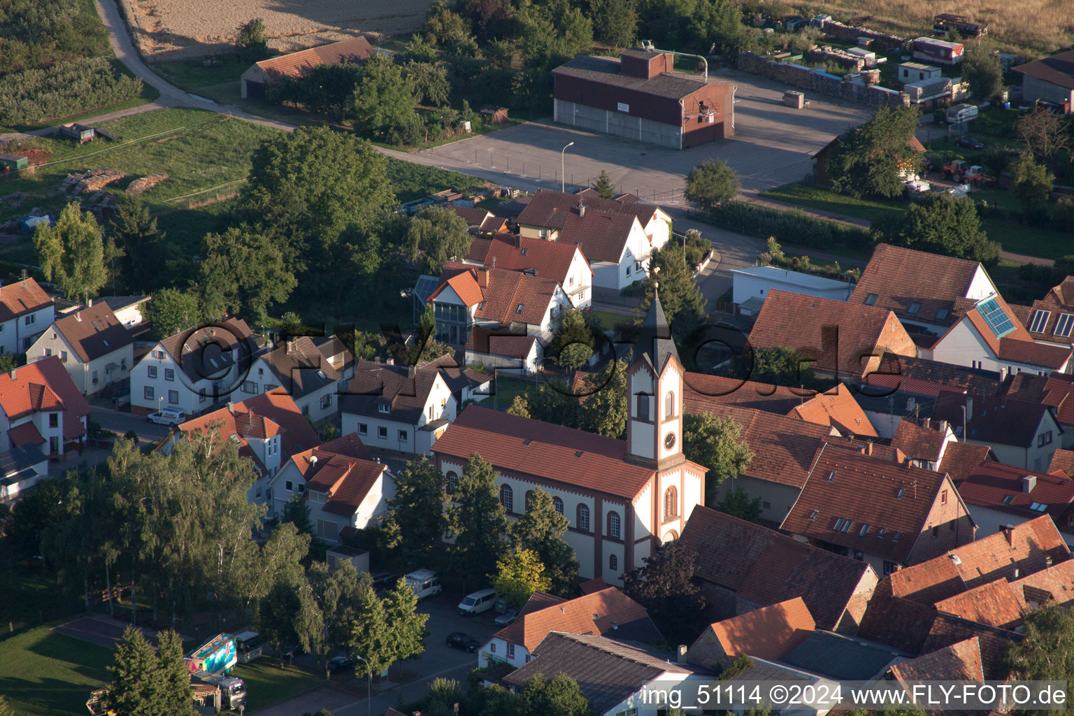 Vue d'oiseau de Vue des rues et des maisons des quartiers résidentiels à le quartier Billigheim in Billigheim-Ingenheim dans le département Rhénanie-Palatinat, Allemagne