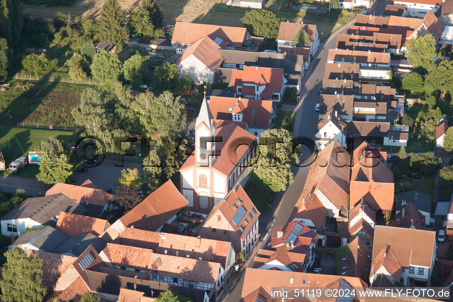 Quartier Mühlhofen in Billigheim-Ingenheim dans le département Rhénanie-Palatinat, Allemagne du point de vue du drone