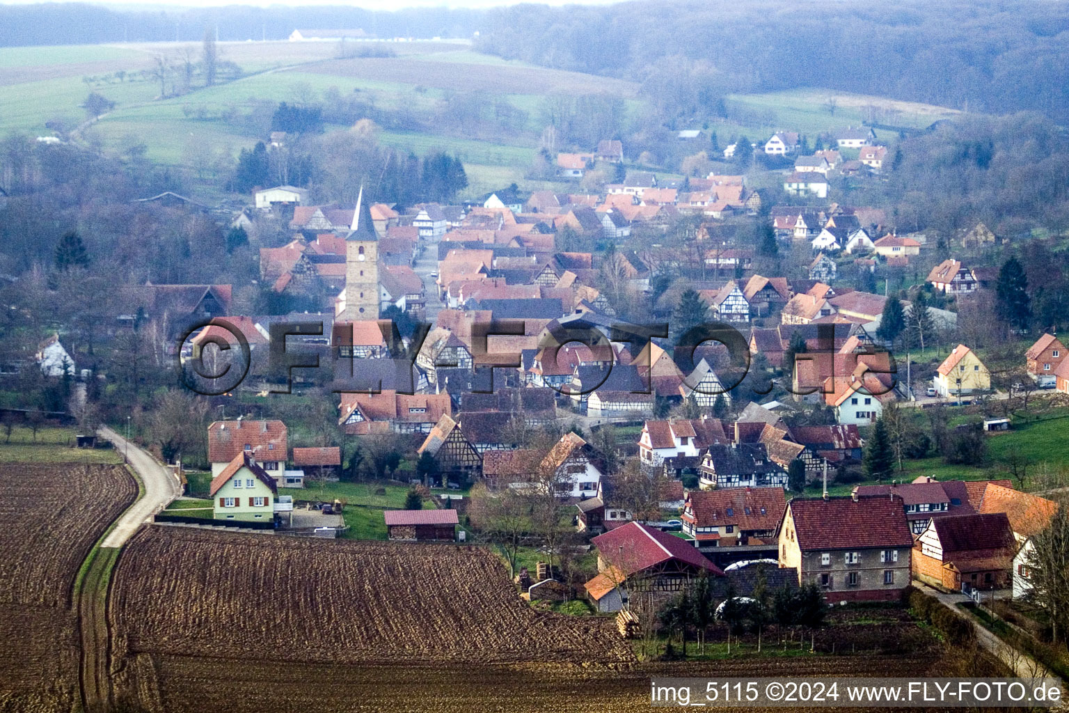 Vue aérienne de Vue sur le village à Drachenbronn-Birlenbach dans le département Bas Rhin, France