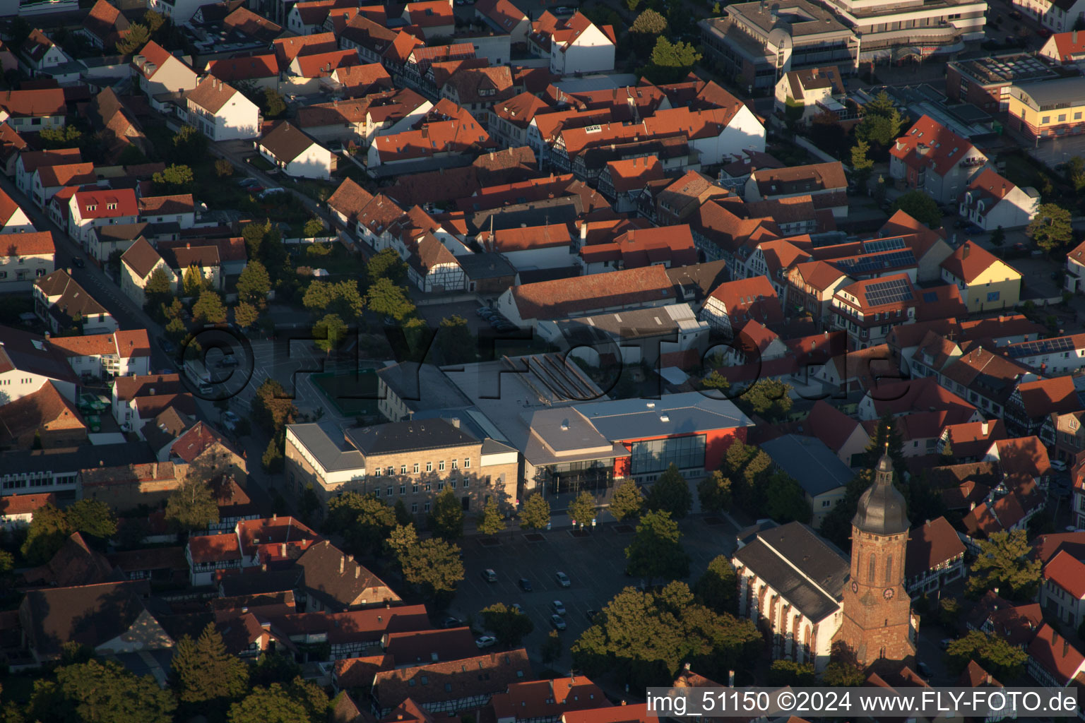 Vue aérienne de Hôtel de ville rénové sur la place du marché à Kandel dans le département Rhénanie-Palatinat, Allemagne