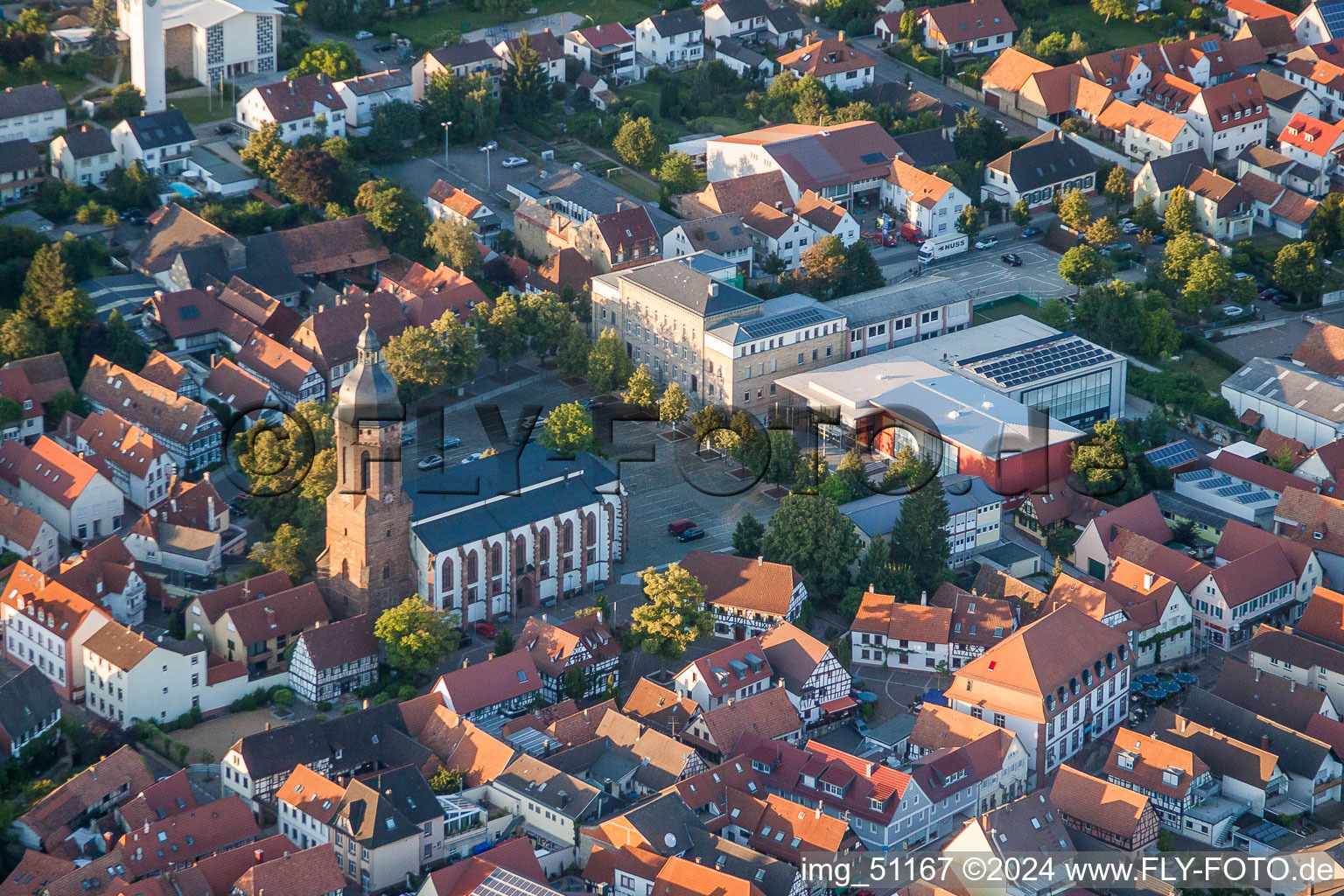 Vue aérienne de Église Saint-Georges avec place du marché, mairie et école primaire dans le centre historique à Kandel dans le département Rhénanie-Palatinat, Allemagne