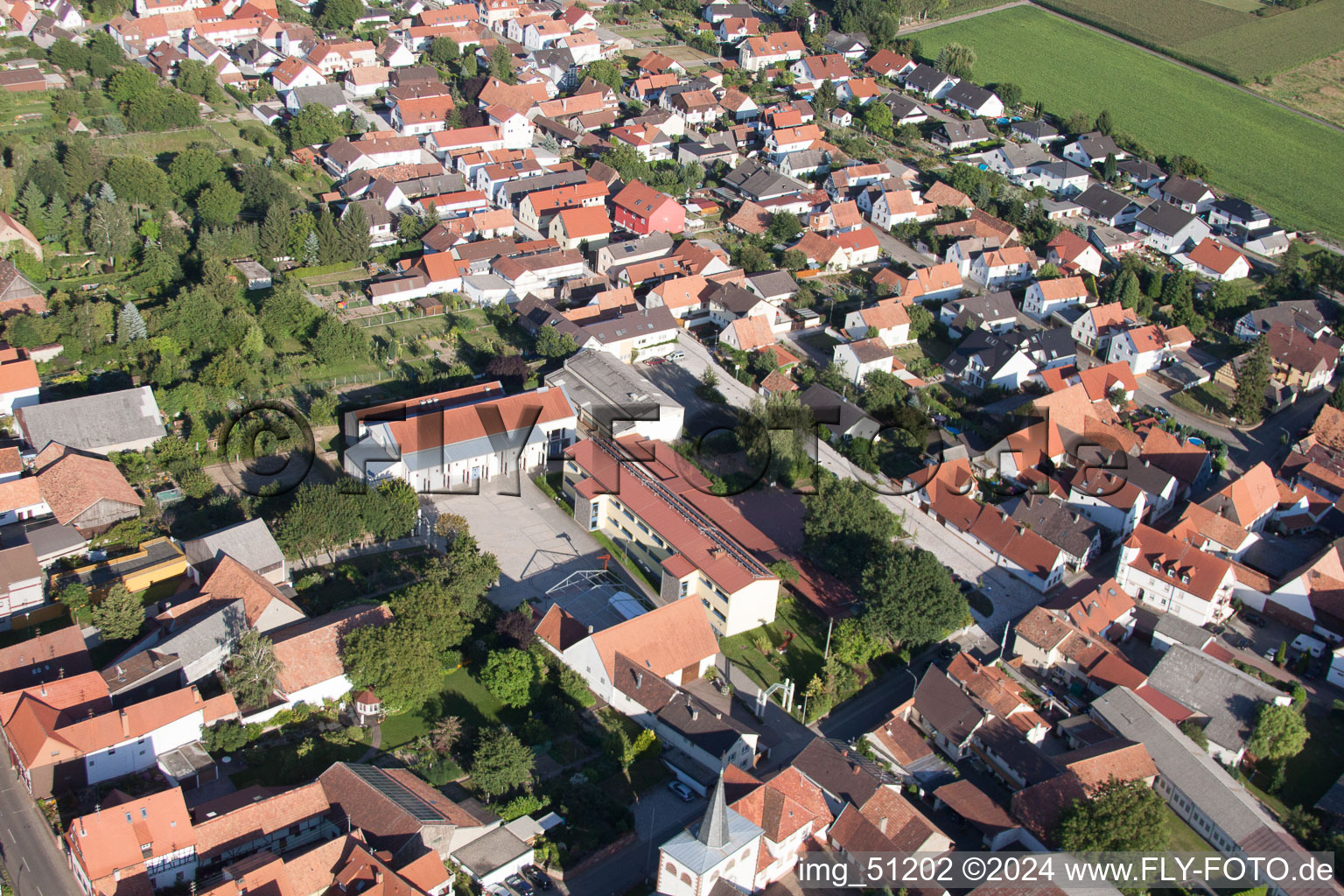 Minfeld dans le département Rhénanie-Palatinat, Allemagne du point de vue du drone