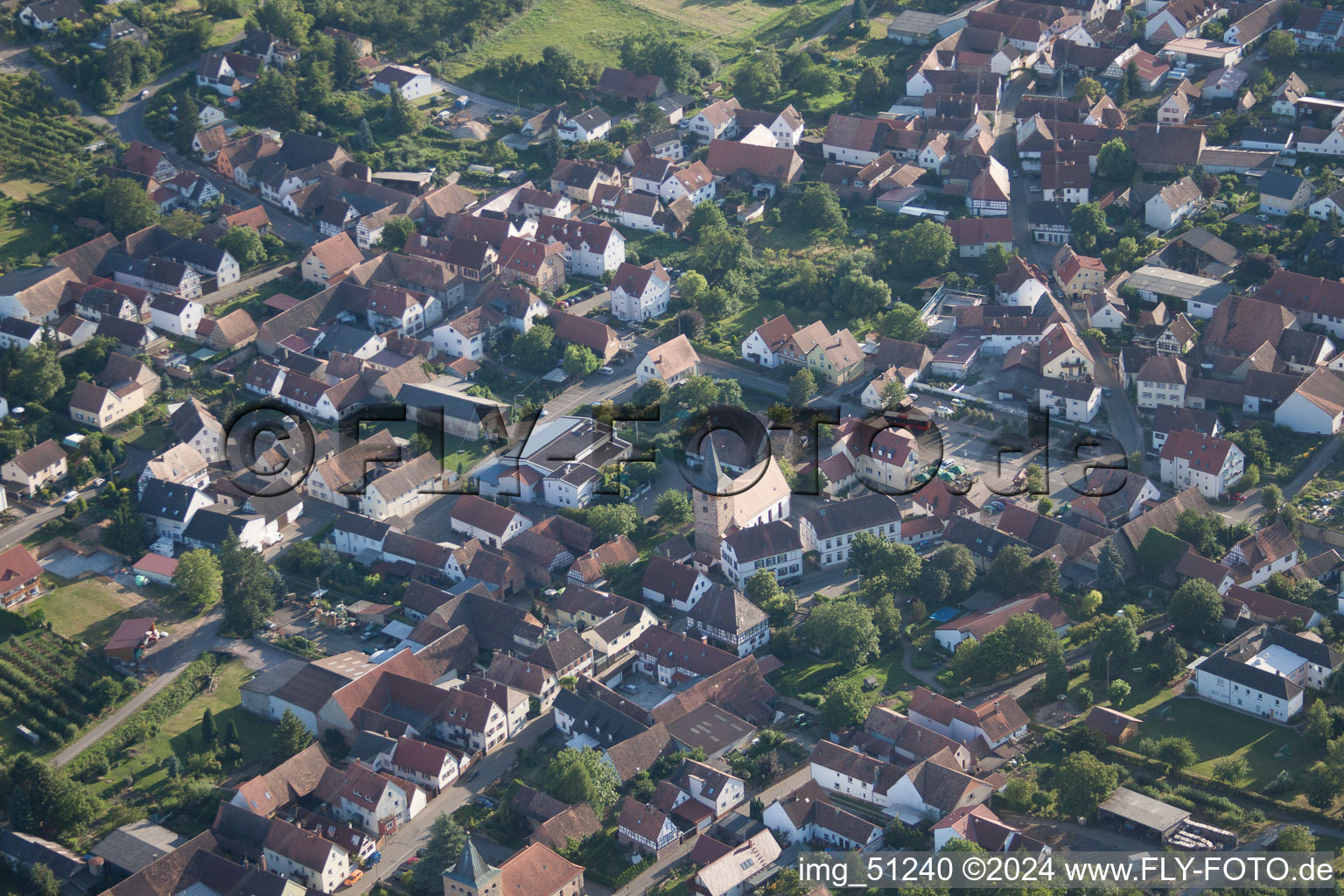 Oberotterbach dans le département Rhénanie-Palatinat, Allemagne du point de vue du drone