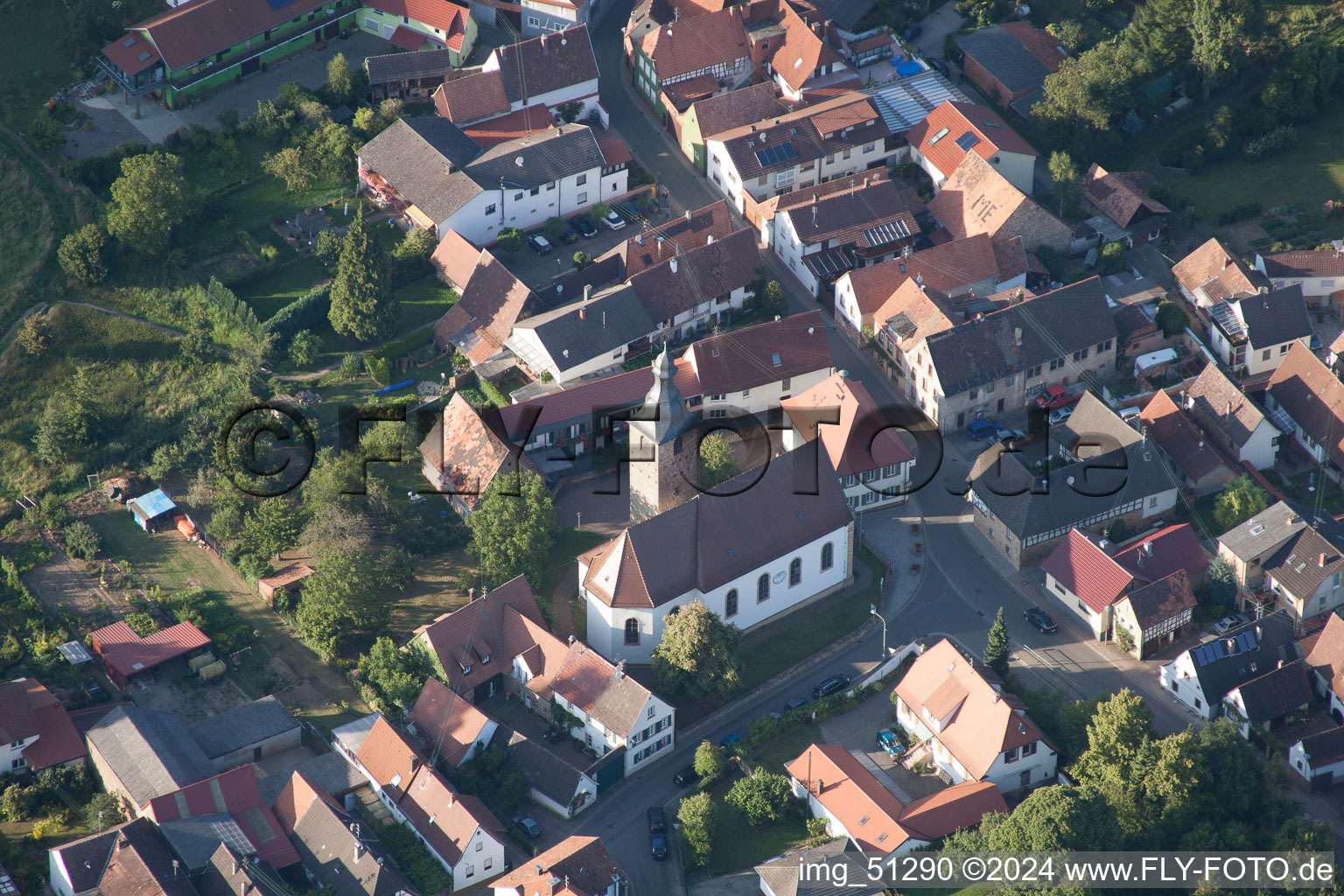 Vue aérienne de Église à le quartier Pleisweiler in Pleisweiler-Oberhofen dans le département Rhénanie-Palatinat, Allemagne