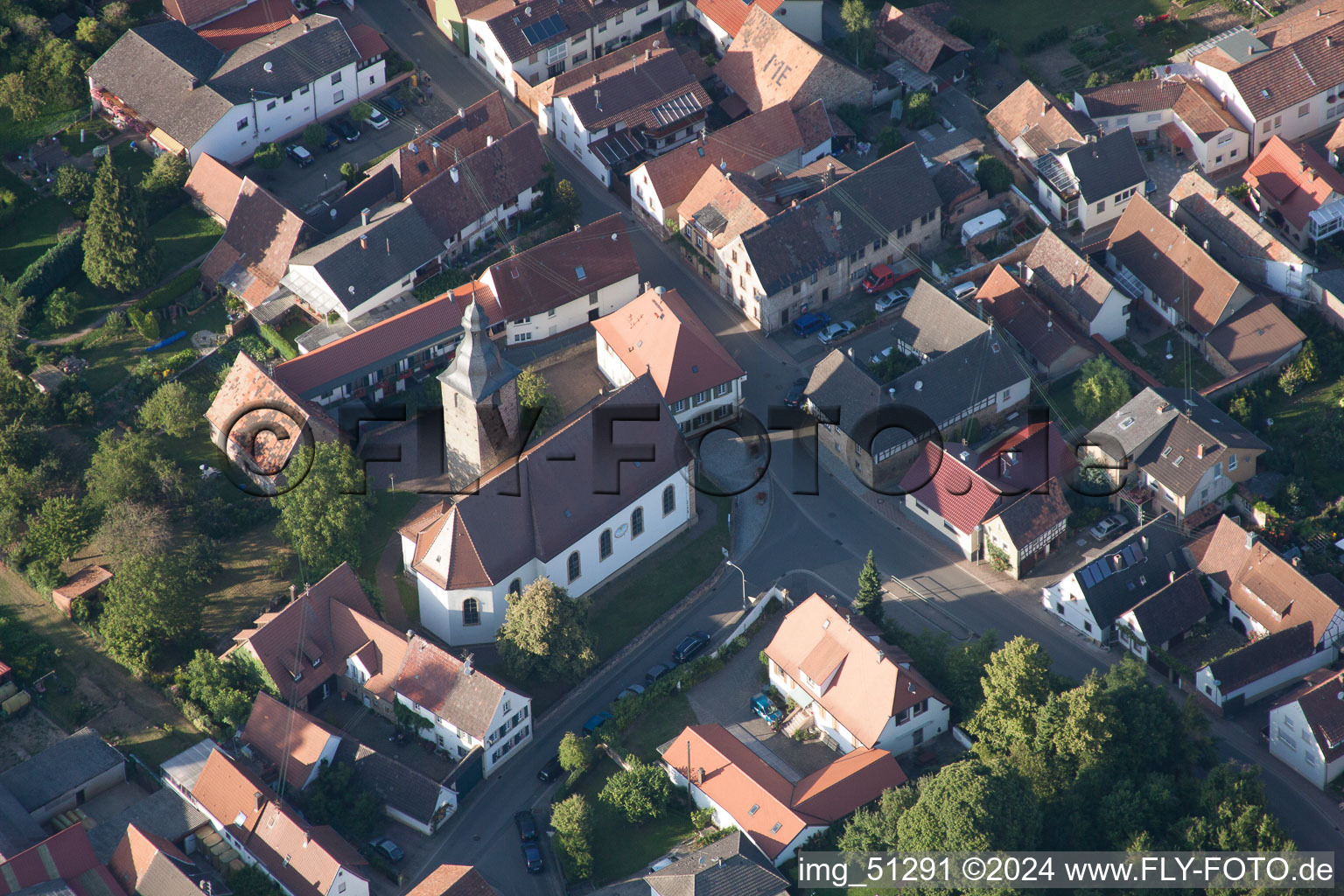 Vue aérienne de Église à le quartier Pleisweiler in Pleisweiler-Oberhofen dans le département Rhénanie-Palatinat, Allemagne