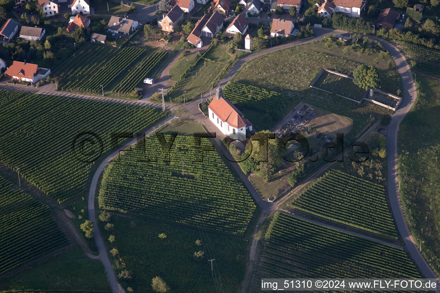 Vue aérienne de Chapelle Saint-Denys à le quartier Gleiszellen in Gleiszellen-Gleishorbach dans le département Rhénanie-Palatinat, Allemagne