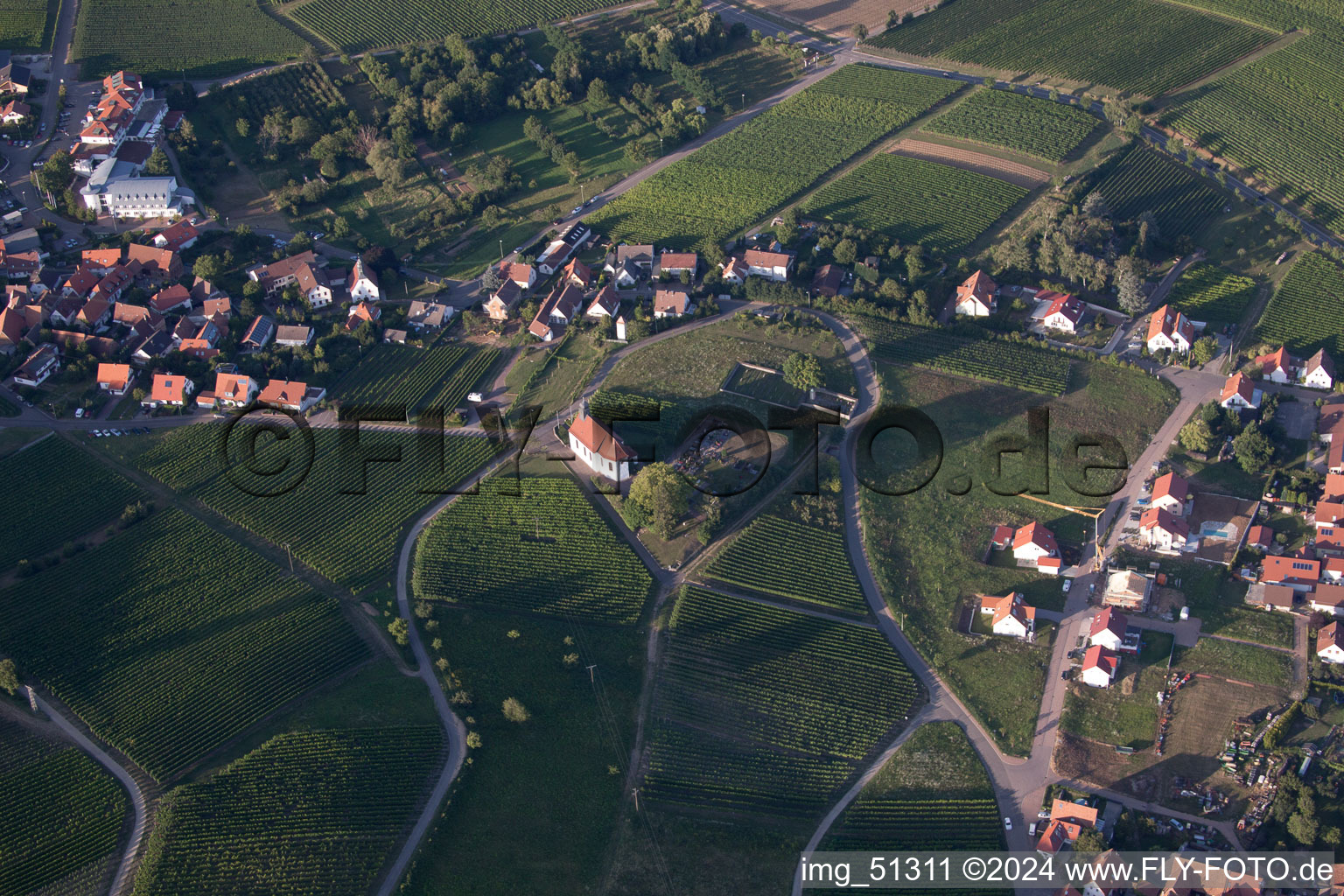 Vue aérienne de Chapelle Denys à le quartier Gleiszellen in Gleiszellen-Gleishorbach dans le département Rhénanie-Palatinat, Allemagne