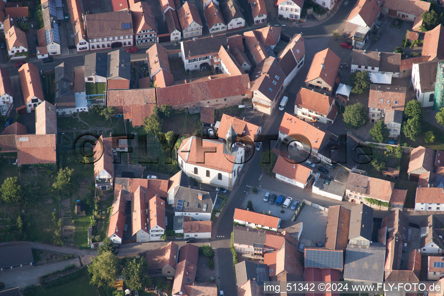 Vue aérienne de Bâtiment d'église au centre du village à Göcklingen dans le département Rhénanie-Palatinat, Allemagne