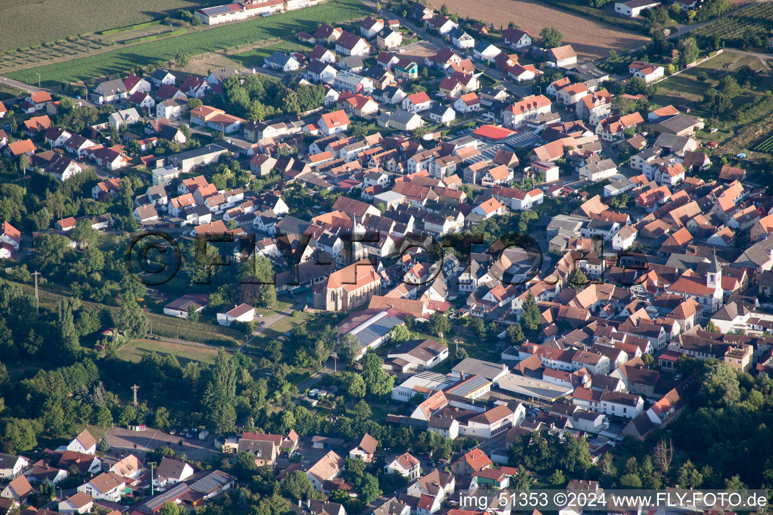 Vue d'oiseau de Quartier Ingenheim in Billigheim-Ingenheim dans le département Rhénanie-Palatinat, Allemagne