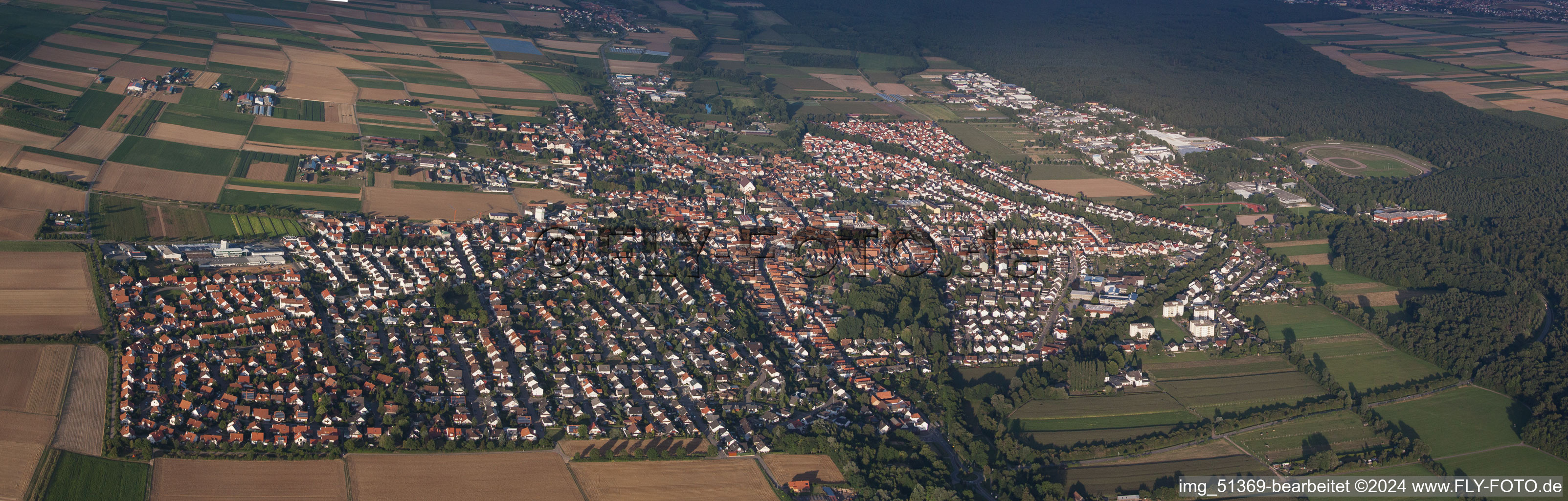 Vue aérienne de De l'ouest à le quartier Herxheim in Herxheim bei Landau dans le département Rhénanie-Palatinat, Allemagne