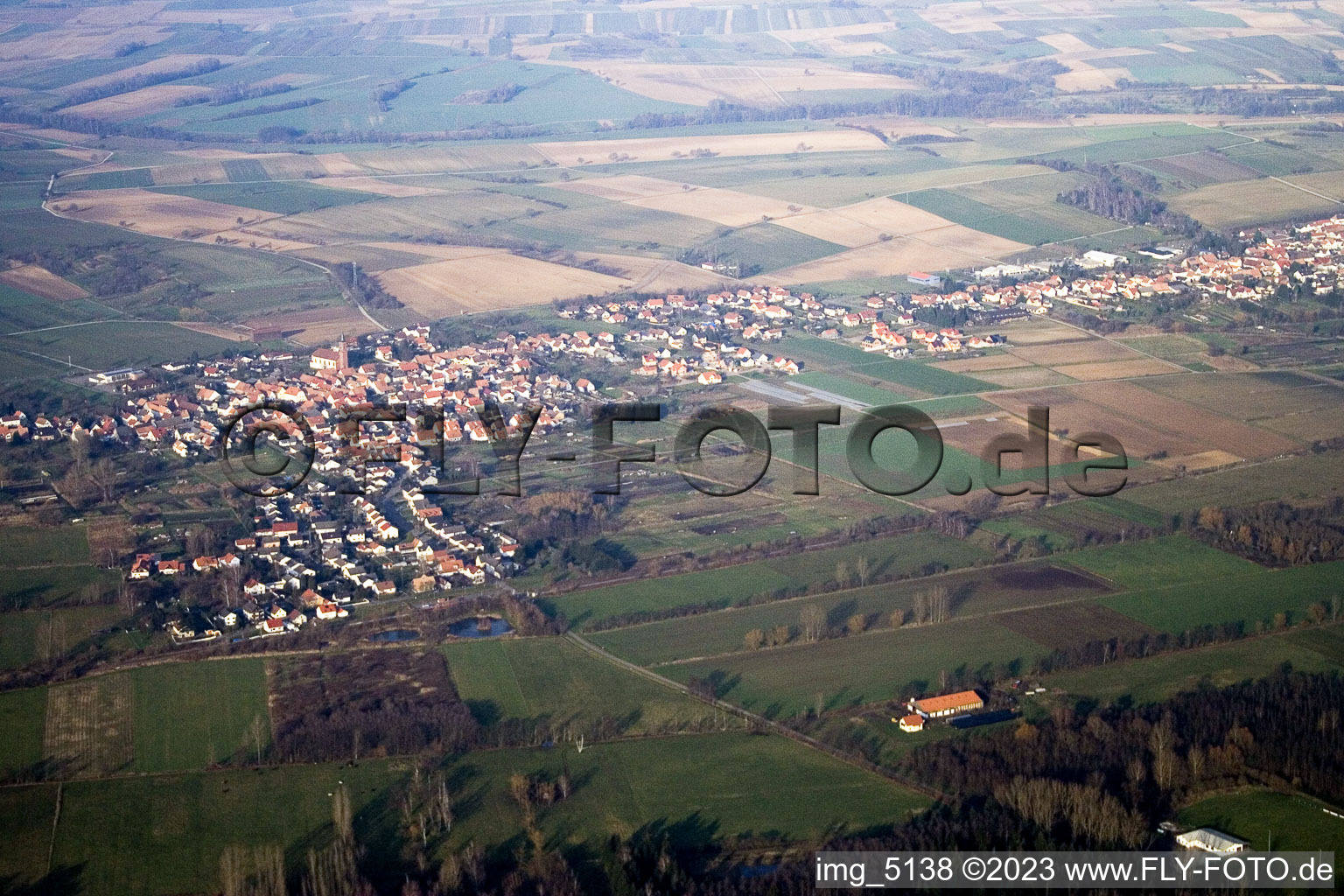 Kapsweyer dans le département Rhénanie-Palatinat, Allemagne vu d'un drone