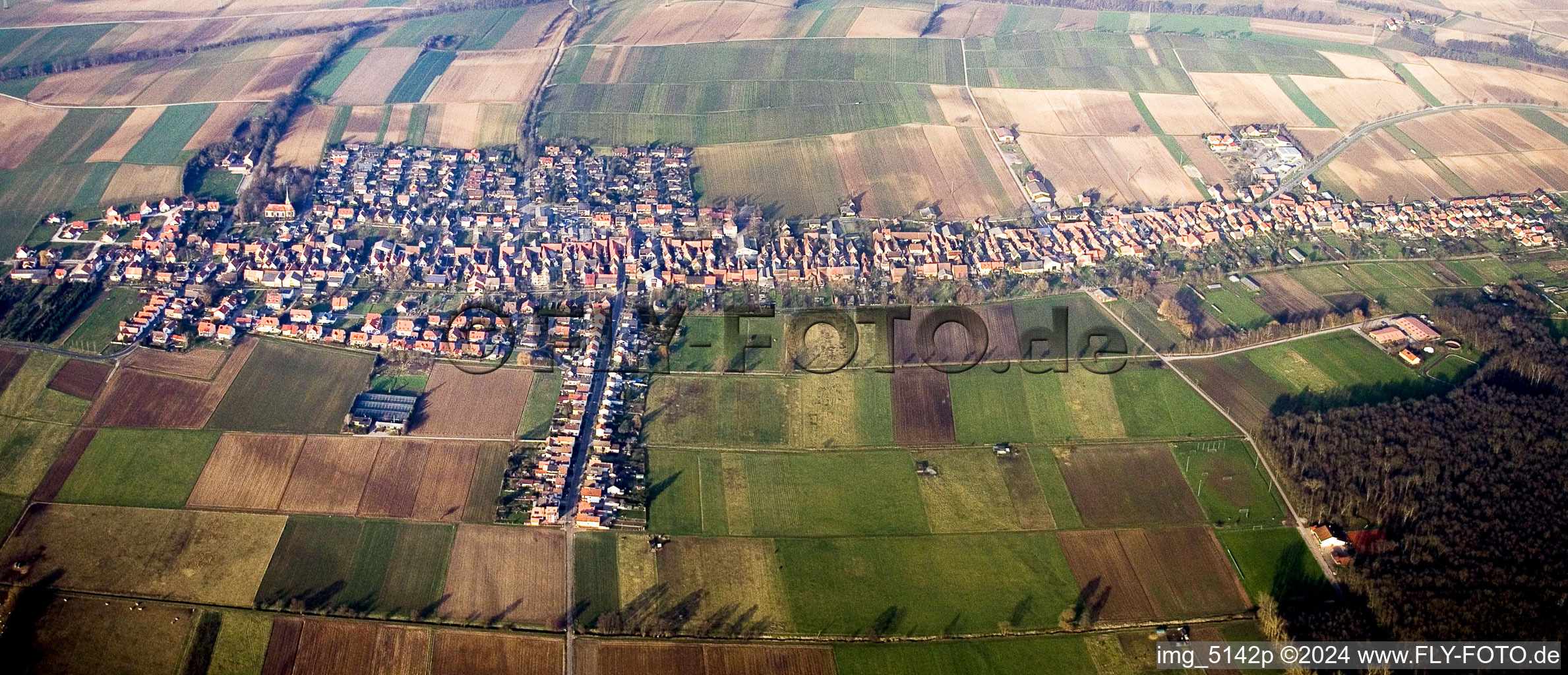 Vue aérienne de Perspective circonférentielle et horizontale à 360 degrés des champs agricoles et des zones utilisables à Freckenfeld dans le département Rhénanie-Palatinat, Allemagne