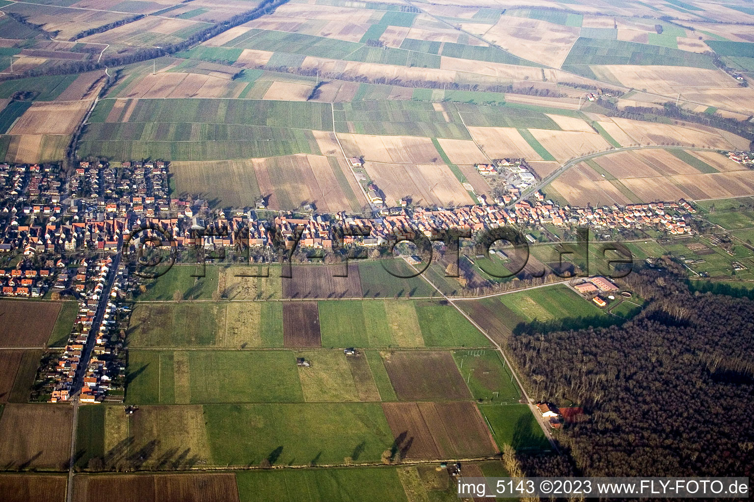 Vue aérienne de Du sud à Freckenfeld dans le département Rhénanie-Palatinat, Allemagne