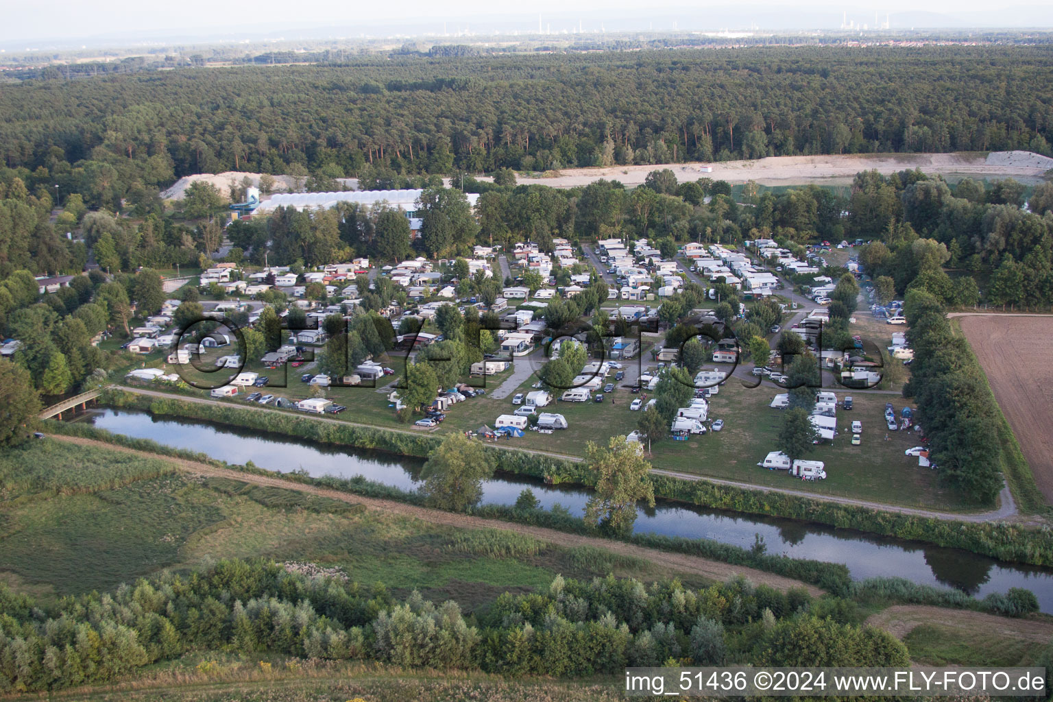 Site de camp à Rülzheim dans le département Rhénanie-Palatinat, Allemagne d'en haut