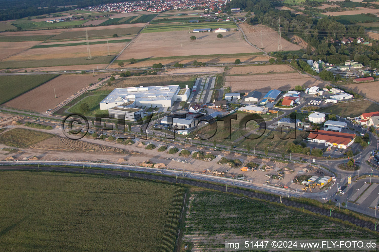 Vue aérienne de Zone commerciale Nord, nouveau bâtiment DBK à Rülzheim dans le département Rhénanie-Palatinat, Allemagne