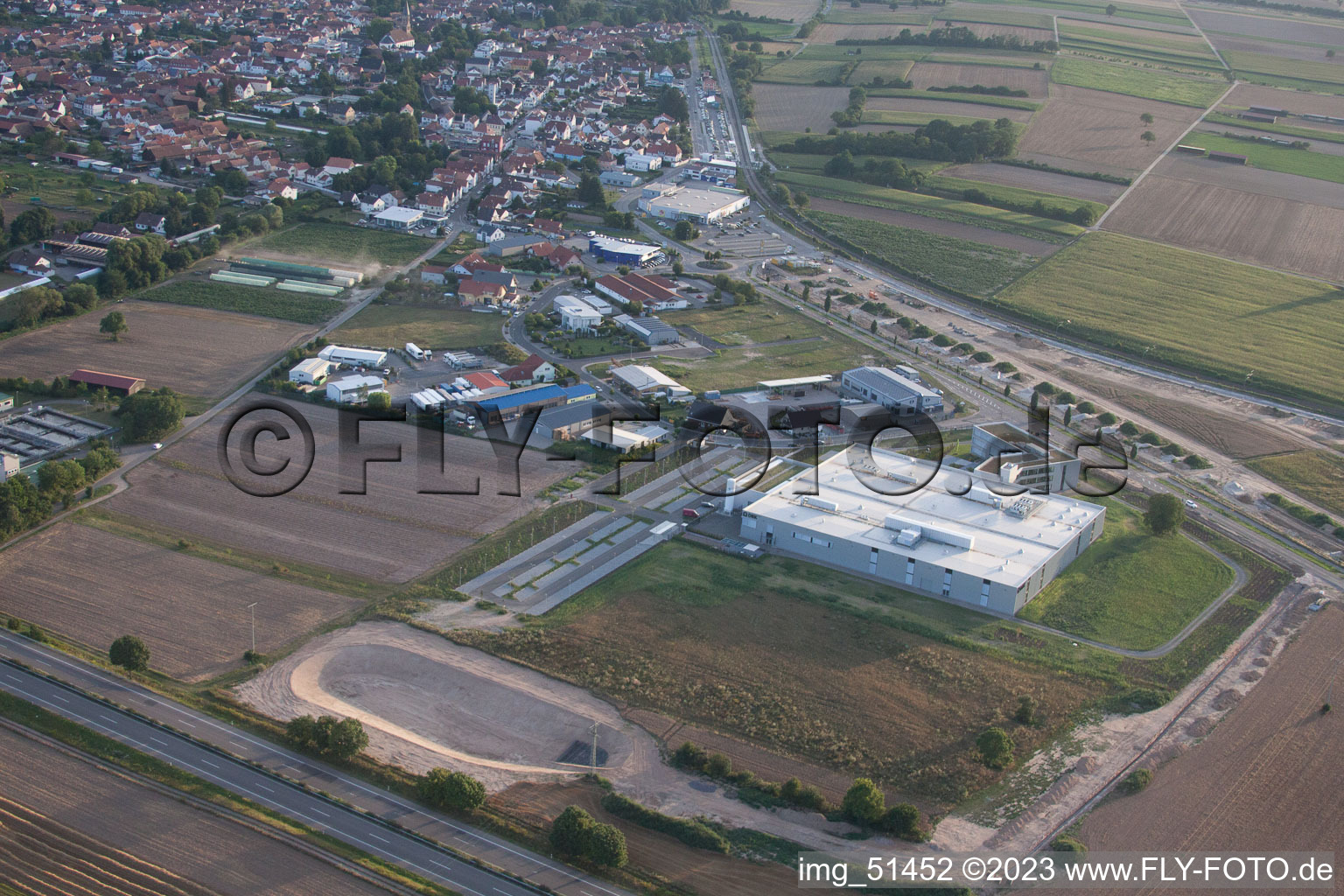 Zone commerciale Nord, nouveau bâtiment DBK à Rülzheim dans le département Rhénanie-Palatinat, Allemagne hors des airs