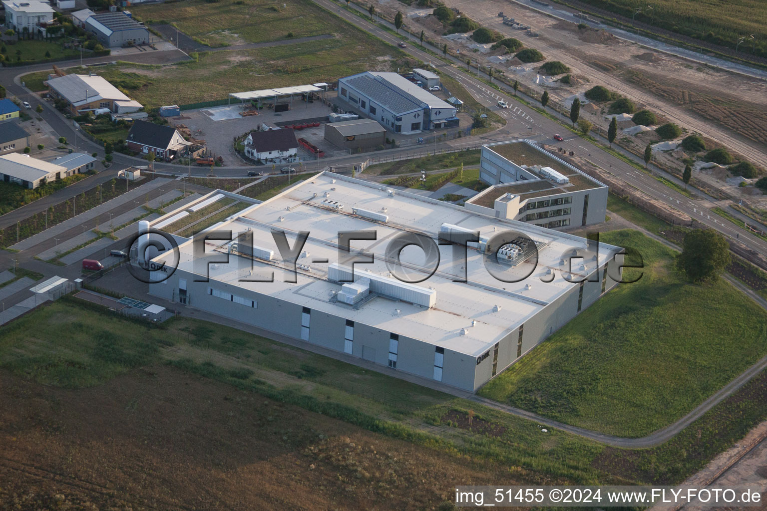 Zone commerciale Nord, nouveau bâtiment DBK à Rülzheim dans le département Rhénanie-Palatinat, Allemagne depuis l'avion