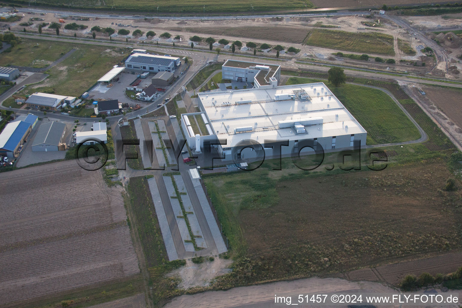 Zone commerciale Nord, nouveau bâtiment DBK à Rülzheim dans le département Rhénanie-Palatinat, Allemagne vue du ciel