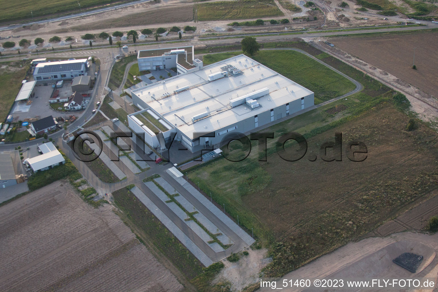 Zone commerciale Nord, nouveau bâtiment DBK à Rülzheim dans le département Rhénanie-Palatinat, Allemagne du point de vue du drone
