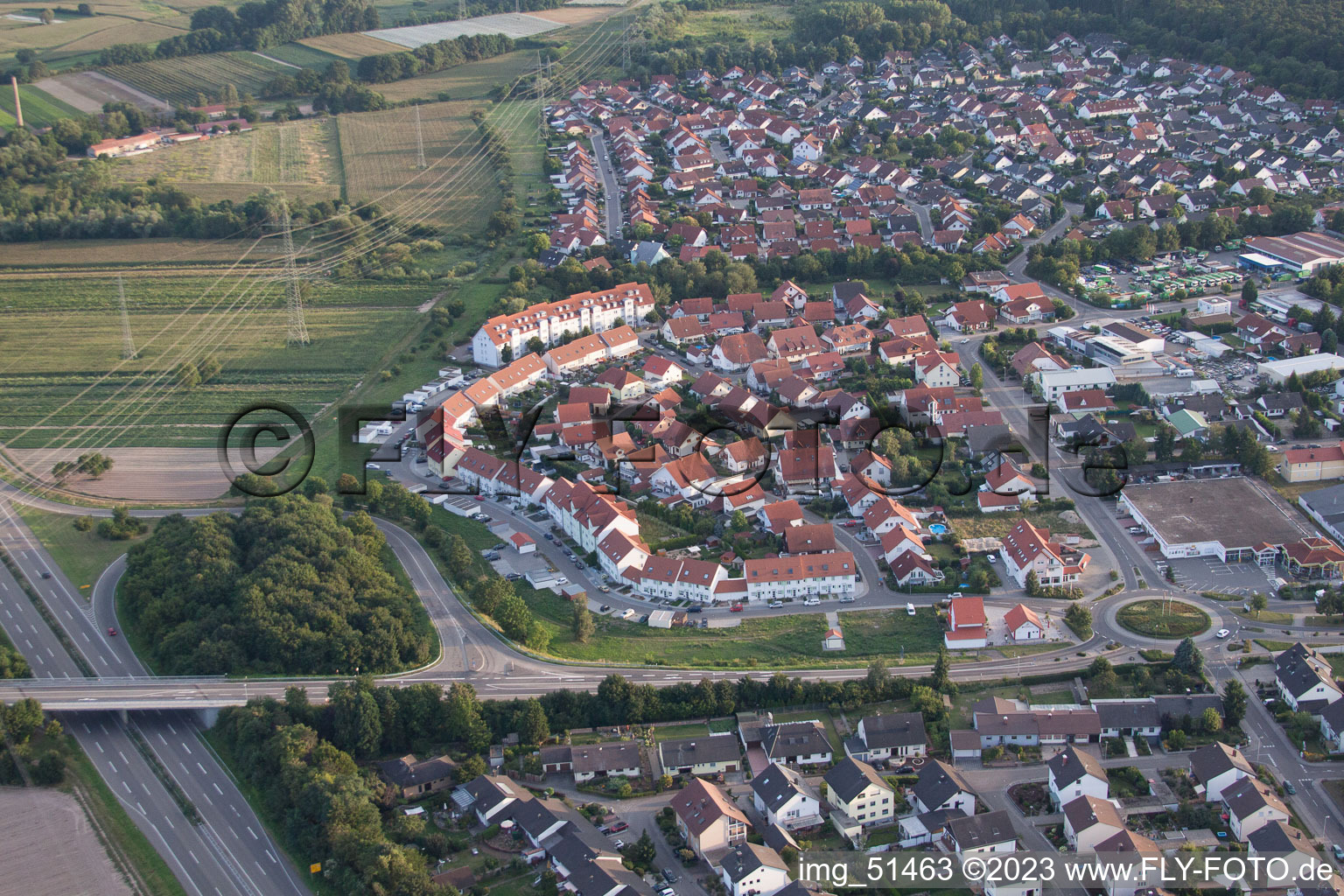 Rülzheim dans le département Rhénanie-Palatinat, Allemagne depuis l'avion
