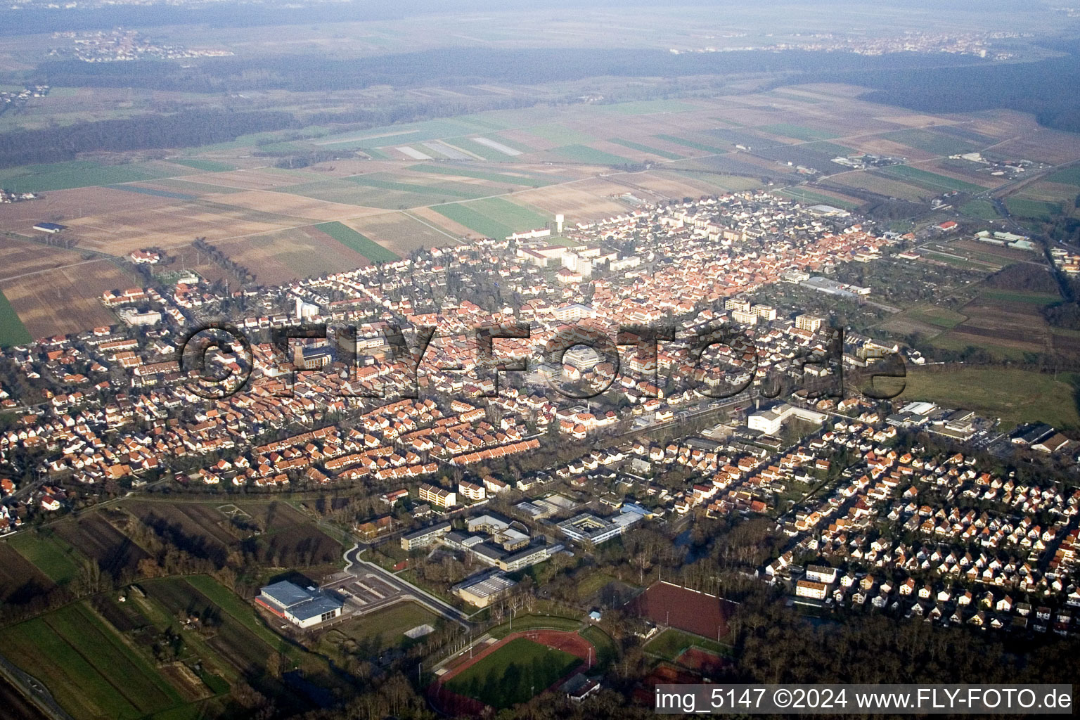 Du sud-ouest à Kandel dans le département Rhénanie-Palatinat, Allemagne du point de vue du drone