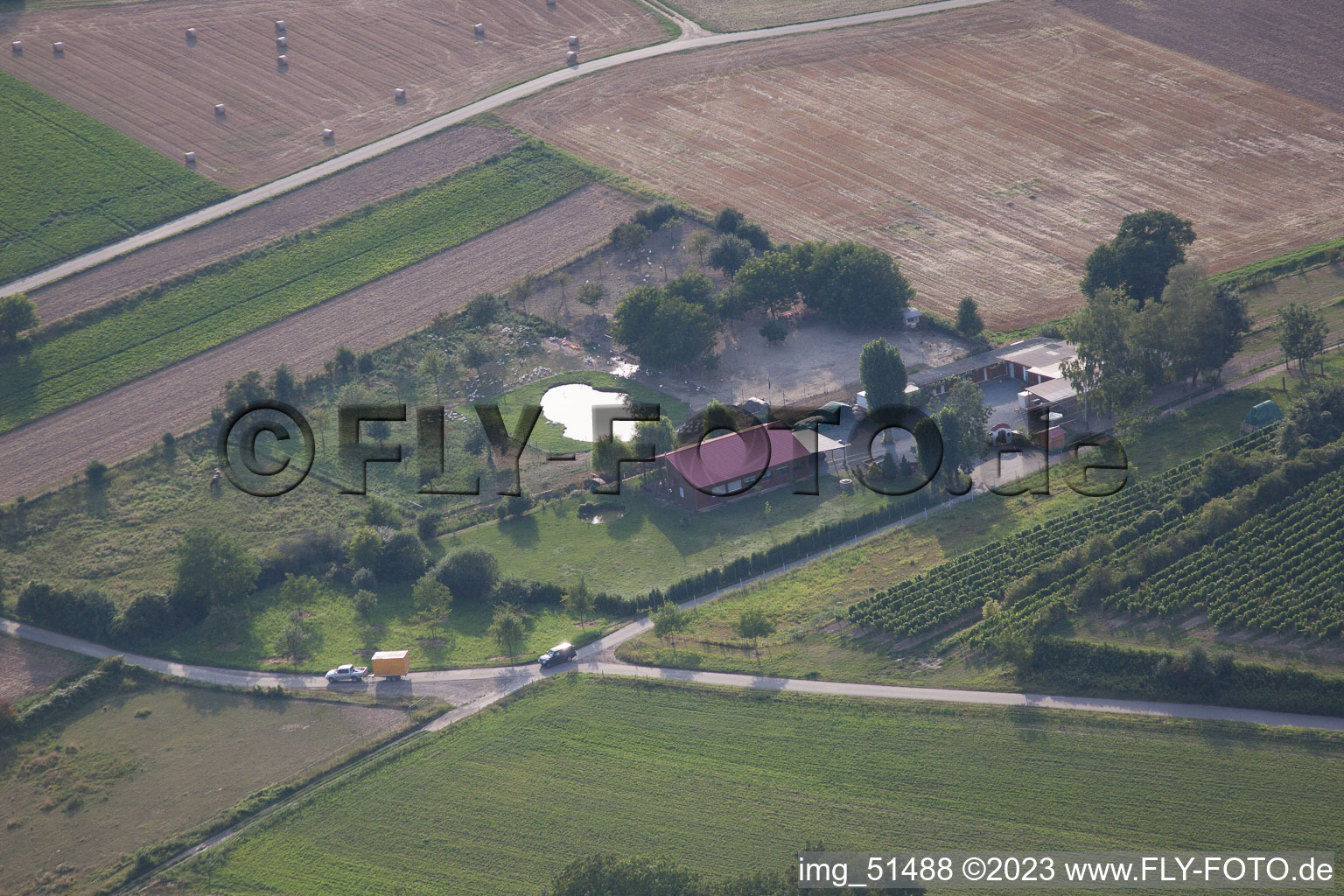 Vue aérienne de Ranch Wagner à le quartier Herxheim in Herxheim bei Landau dans le département Rhénanie-Palatinat, Allemagne