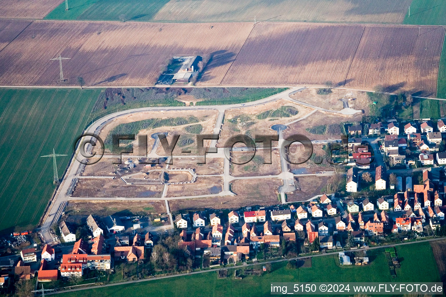 Chantiers de construction pour le nouveau quartier résidentiel d'un lotissement de maisons unifamiliales sur le Höhenweg à Kandel dans le département Rhénanie-Palatinat, Allemagne d'en haut