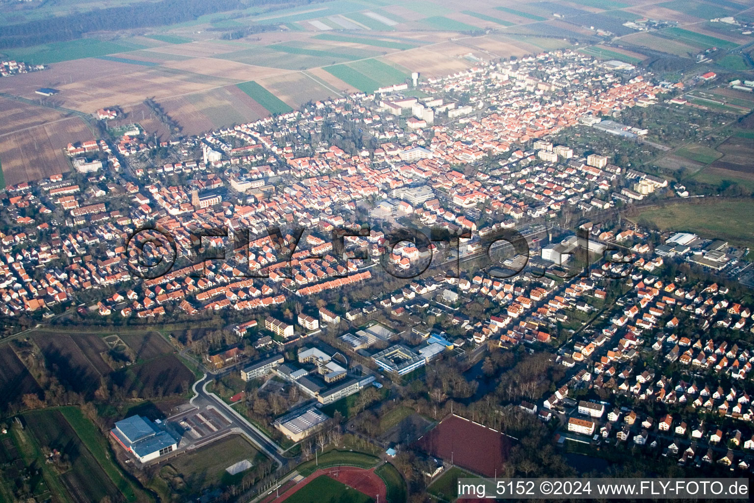 Vue oblique de Vue des rues et des maisons des quartiers résidentiels à Kandel dans le département Rhénanie-Palatinat, Allemagne