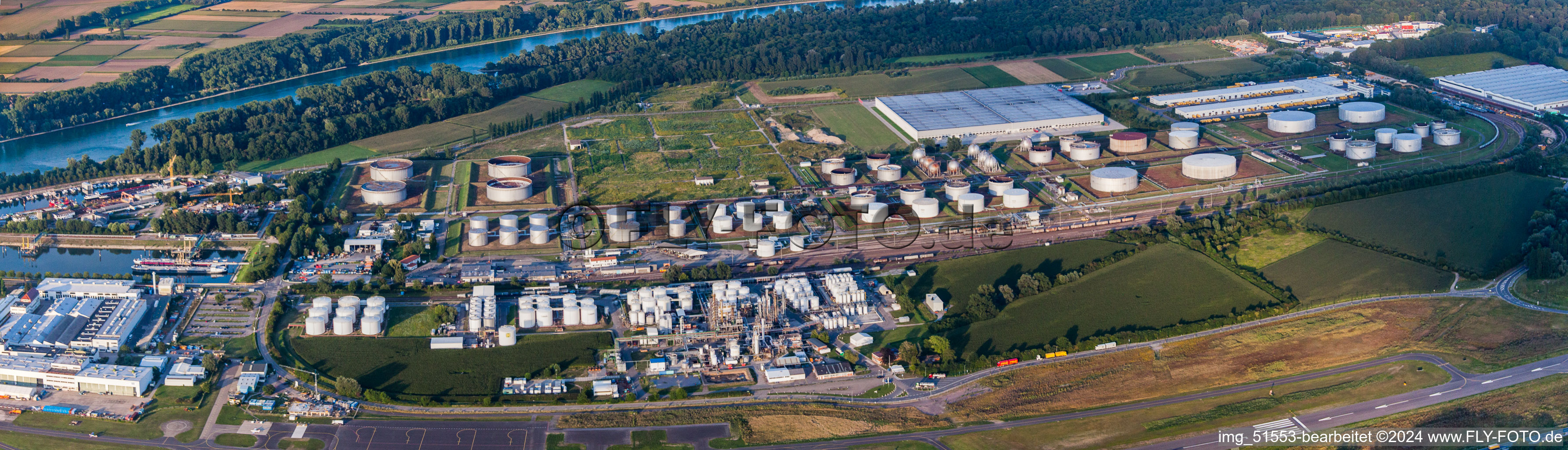 Vue aérienne de Panorama du parc de stockage d'huile minérale Tanquid à l'aérodrome à Speyer dans le département Rhénanie-Palatinat, Allemagne