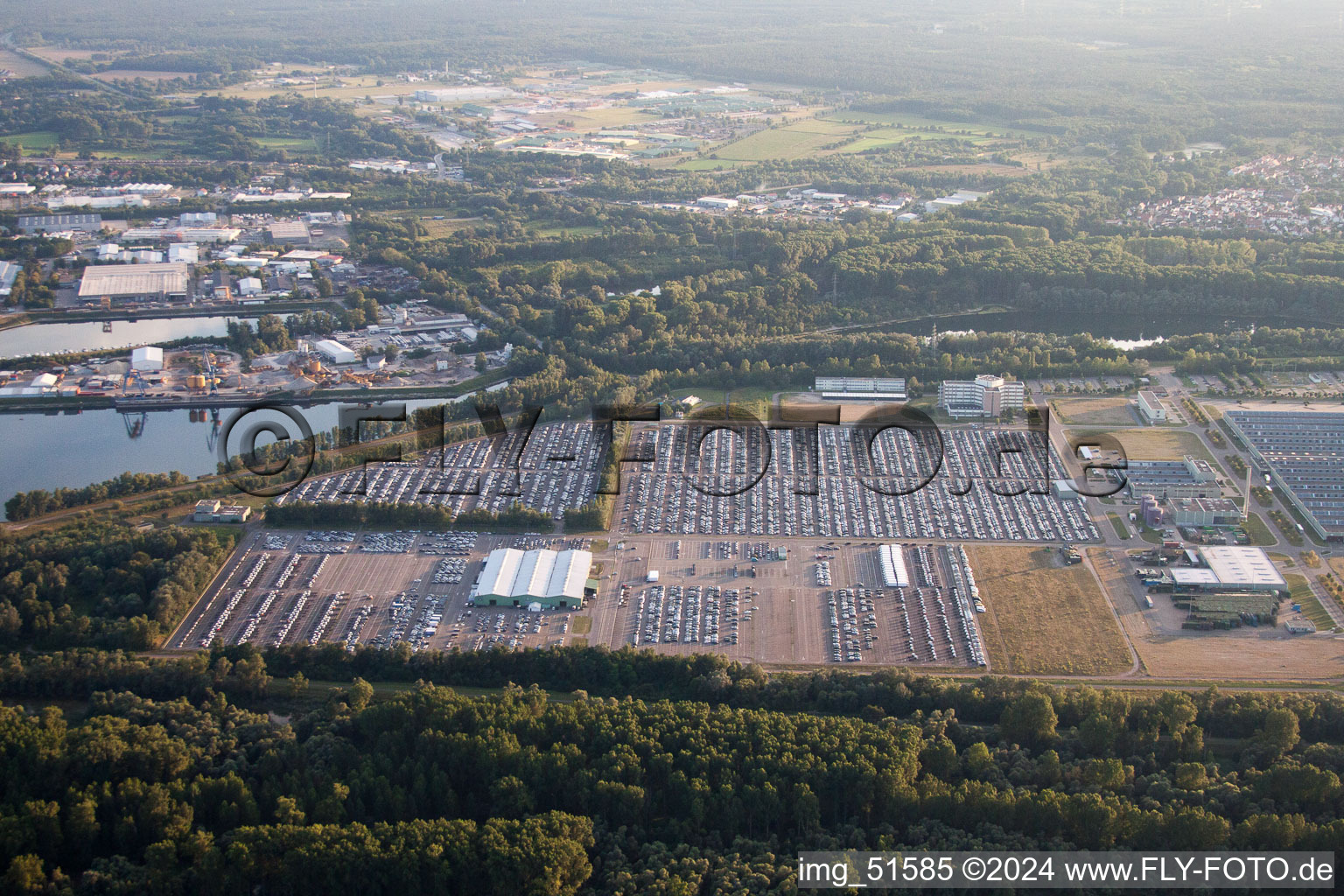 Daimler GLC sur l'île Verte à Germersheim dans le département Rhénanie-Palatinat, Allemagne depuis l'avion