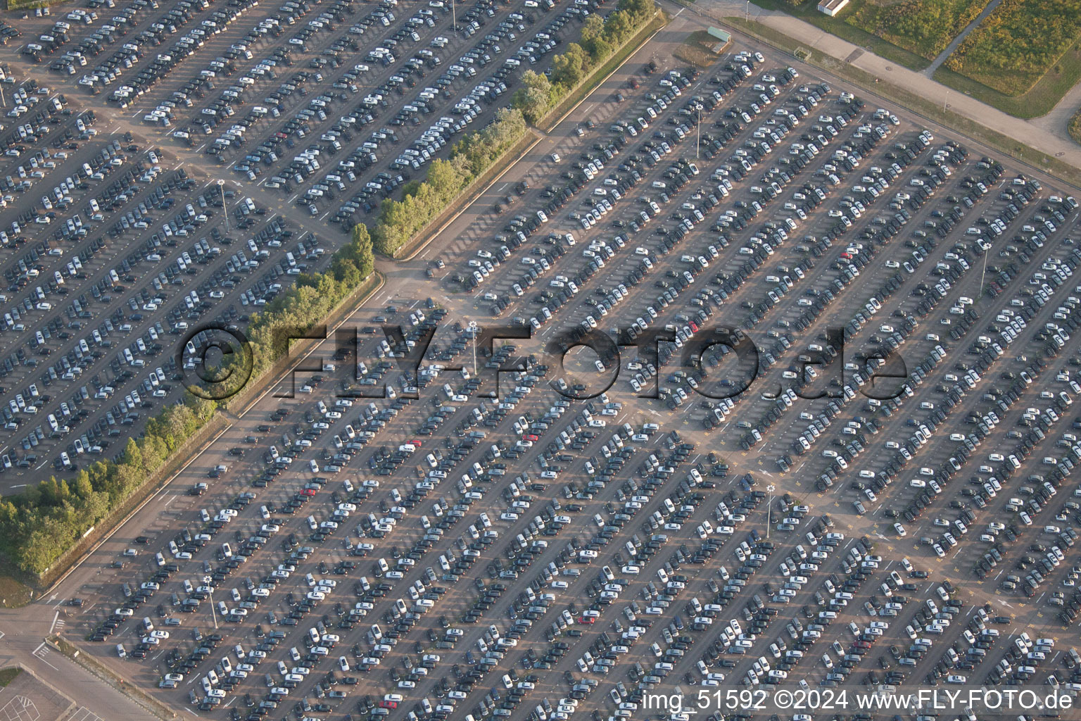 Daimler GLC sur l'île Verte à Germersheim dans le département Rhénanie-Palatinat, Allemagne vue du ciel