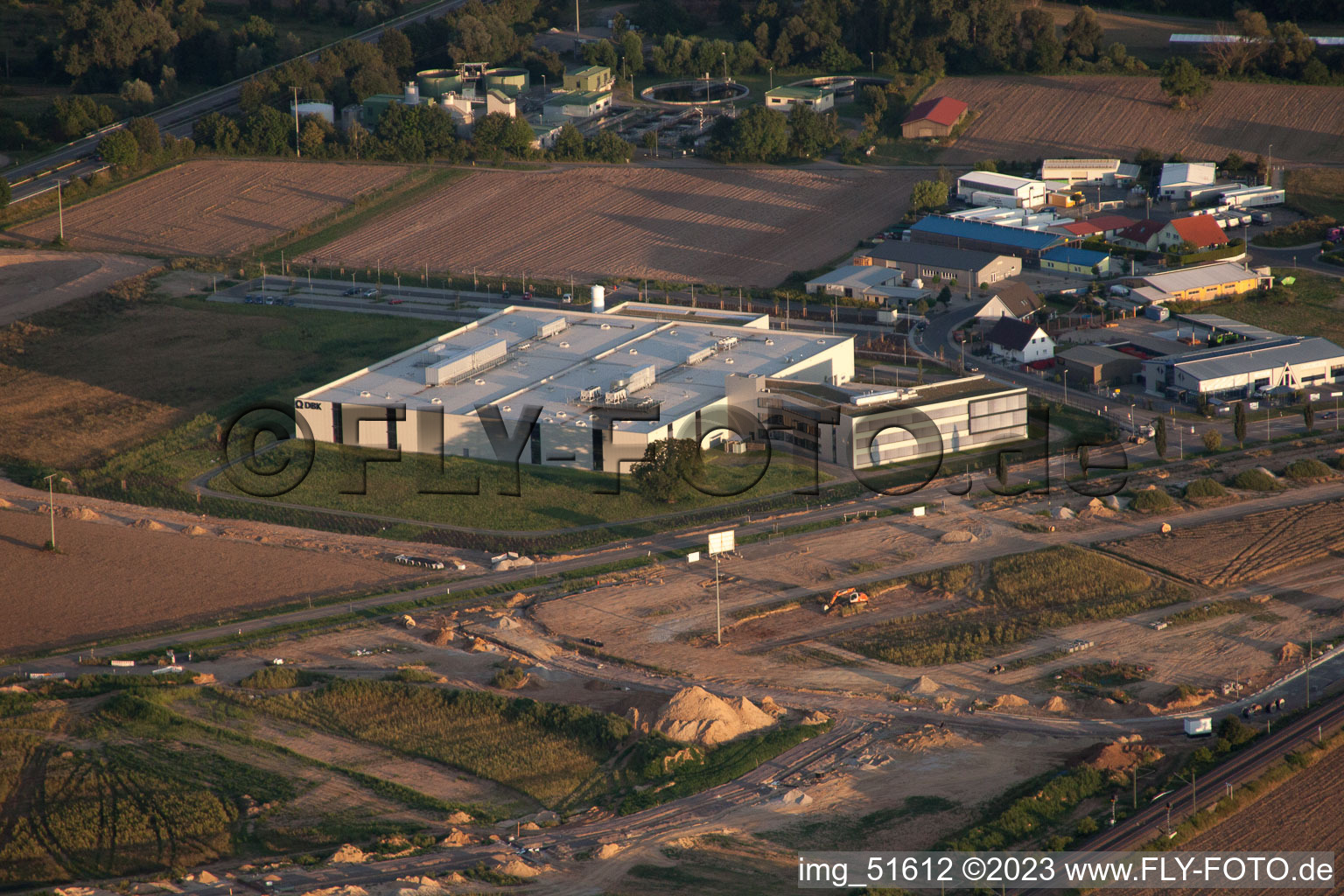 Zone commerciale Nord, nouveau bâtiment DBK à Rülzheim dans le département Rhénanie-Palatinat, Allemagne vu d'un drone
