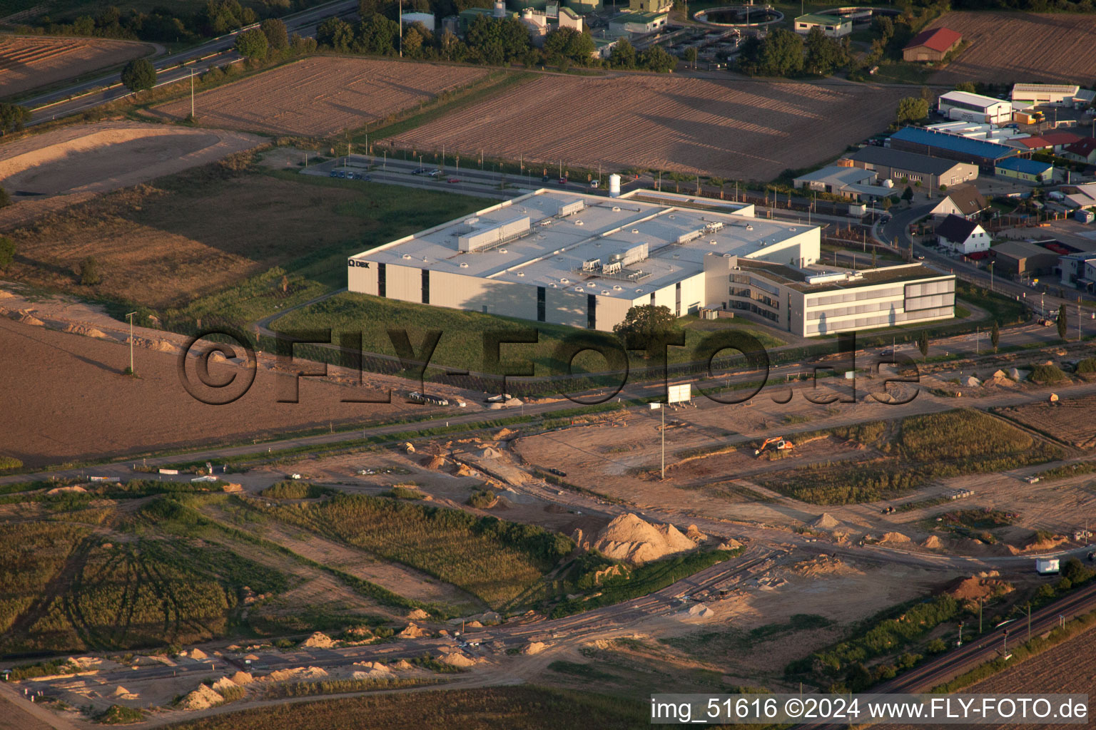 Vue oblique de Zone commerciale Nord, nouveau bâtiment DBK à Rülzheim dans le département Rhénanie-Palatinat, Allemagne