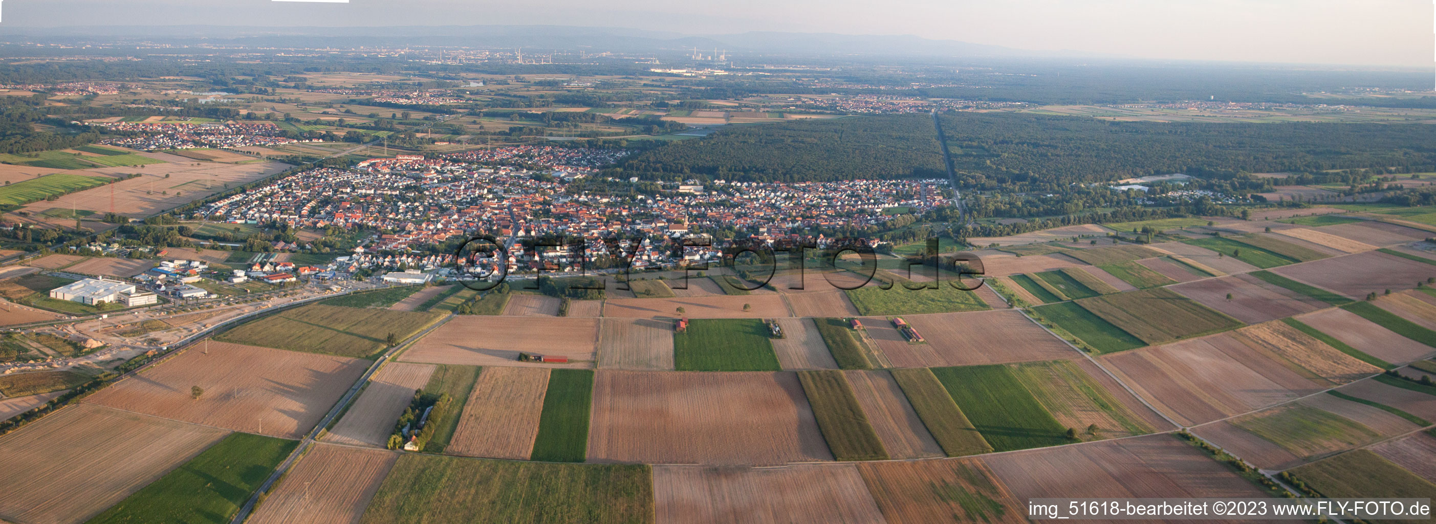 Rülzheim dans le département Rhénanie-Palatinat, Allemagne du point de vue du drone