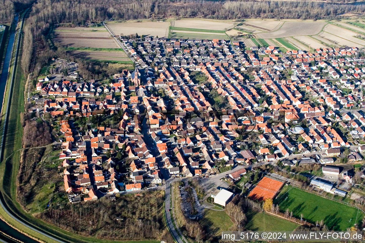 Vue aérienne de Vue des rues et des maisons des quartiers résidentiels à le quartier Liedolsheim in Dettenheim dans le département Bade-Wurtemberg, Allemagne