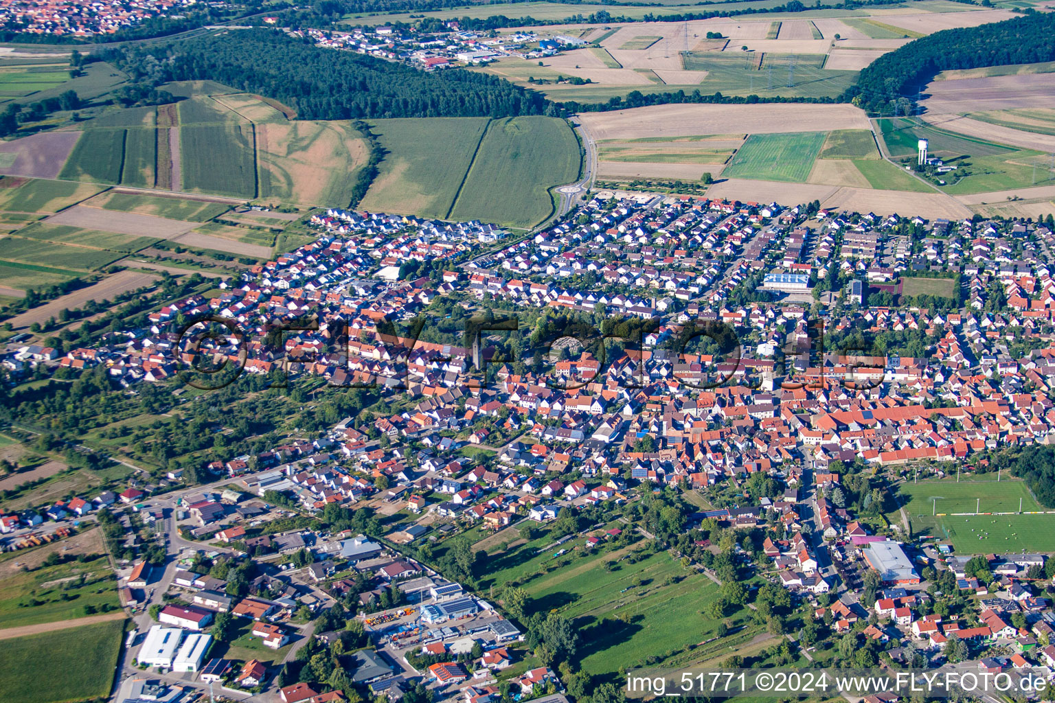 Vue aérienne de Champs agricoles et surfaces utilisables à le quartier Liedolsheim in Dettenheim dans le département Bade-Wurtemberg, Allemagne