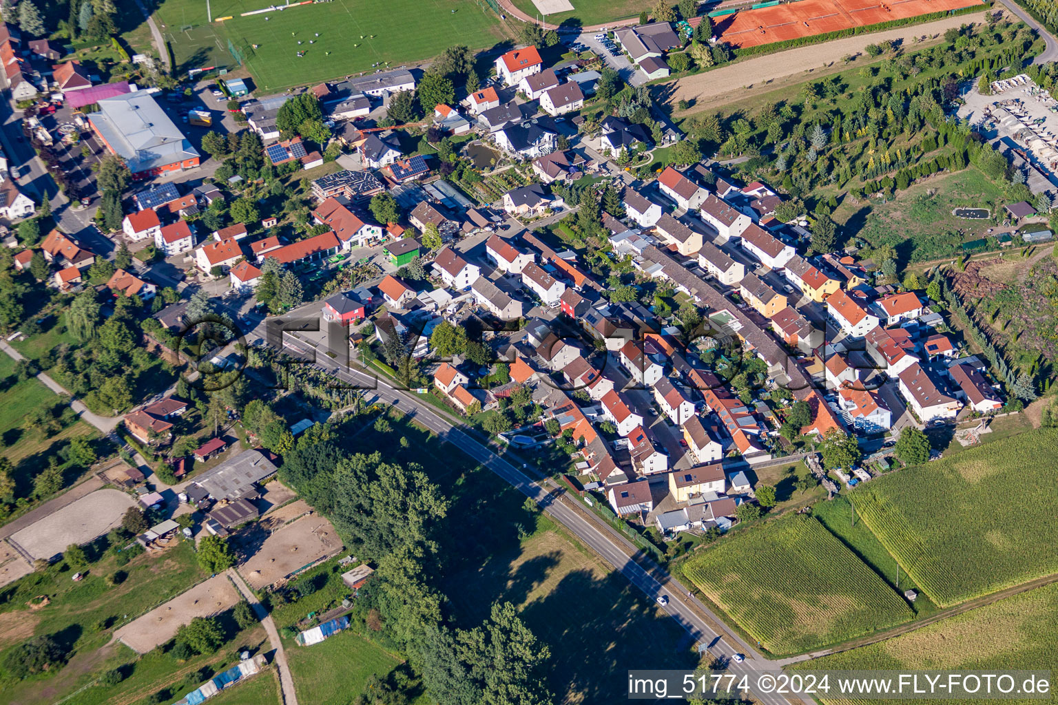 Vue aérienne de Quartier Hopfenweg dans la zone urbaine à le quartier Liedolsheim in Dettenheim dans le département Bade-Wurtemberg, Allemagne