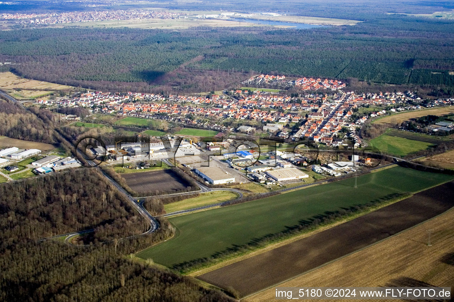 Vue aérienne de Vue des rues et des maisons des quartiers résidentiels à le quartier Huttenheim in Philippsburg dans le département Bade-Wurtemberg, Allemagne